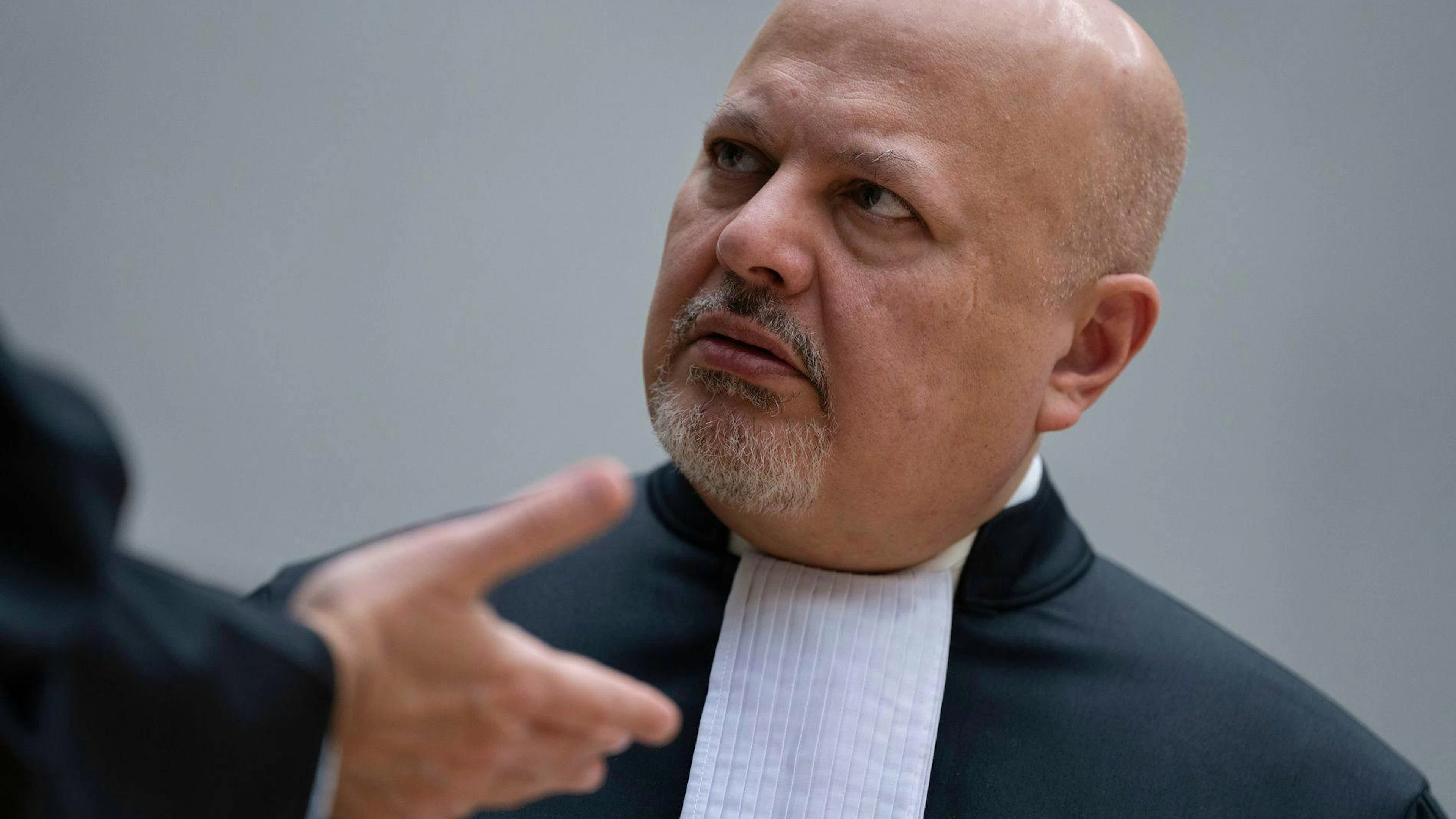 M. Khan, qui fait l'objet d'une enquête, s'est mis en retrait dès mai 2025 pour se défendre, rejetant les allégations contre lui. Il a notamment été récusé dans le dossier pour crimes contre l'humanité visant l'ancien président philippin Rodrigo Duterte.