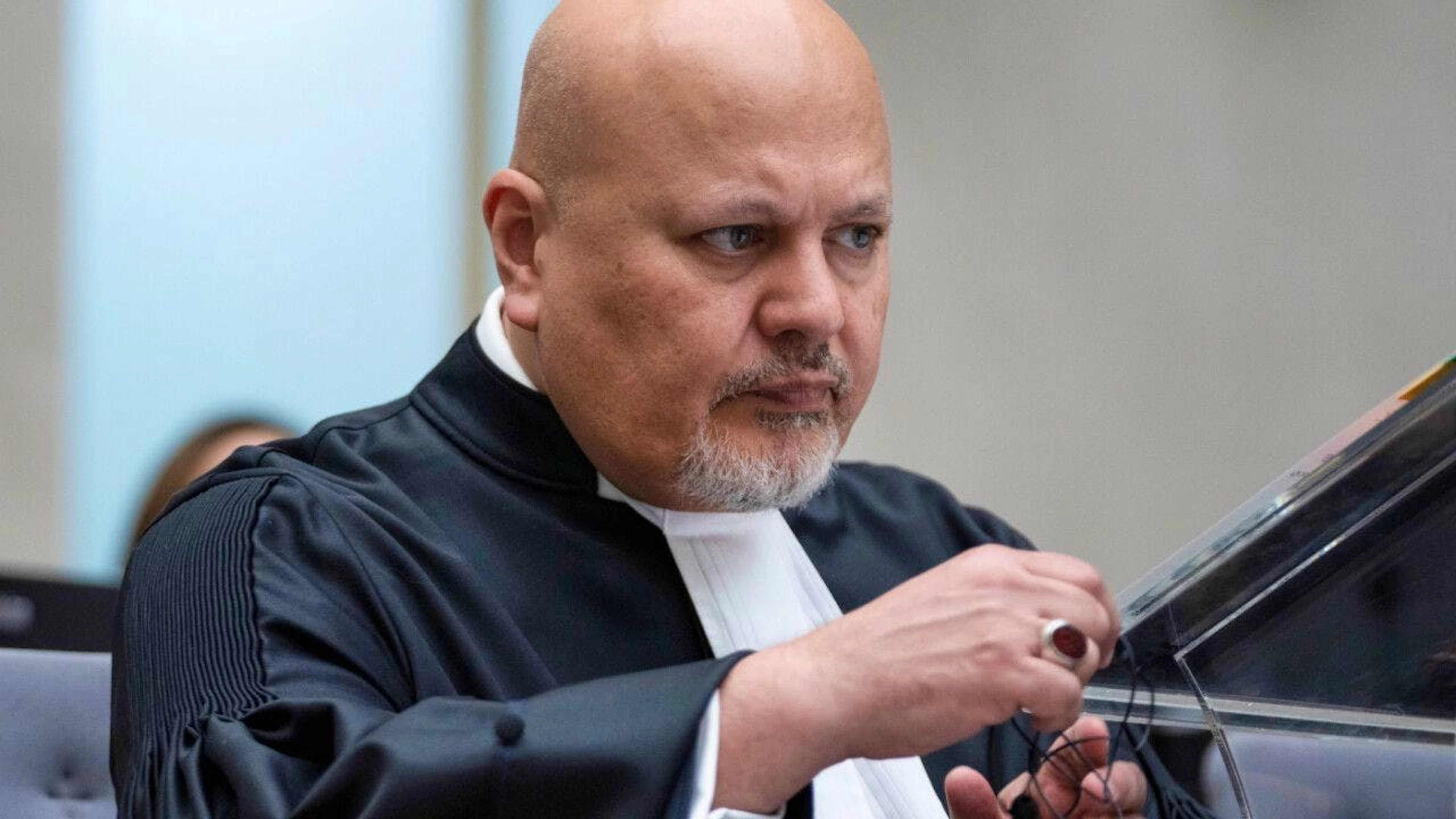 ARCHIV – Karim Khan, Chefankläger des Internationalen Strafgerichtshofes, sitzt im Gerichtssaal des Weltstrafgerichts. Foto: Peter Dejong/AP/dpa