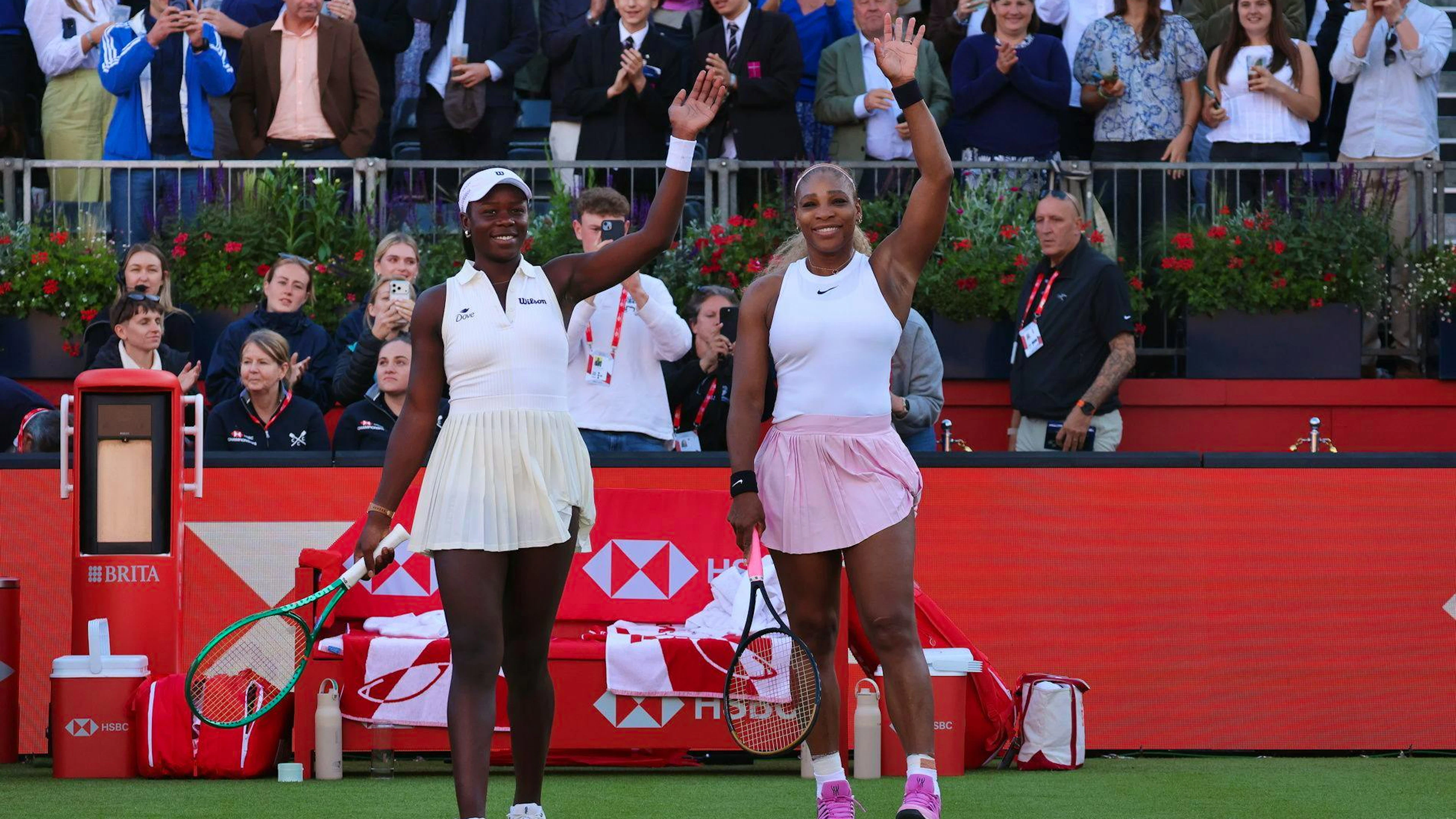 Serena Williams (à droite) a signé un retour gagnant en double aux côtés de la Canadienne Victoria Mboko au tournoi du Queen's, près de quatre ans après son dernier match.