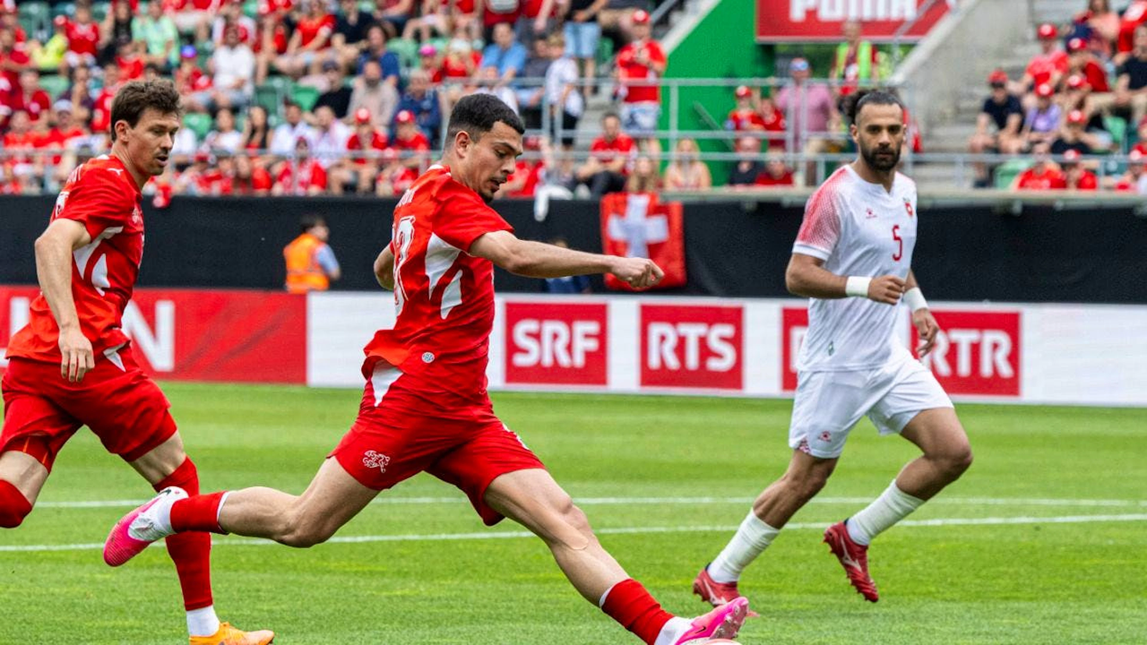 Wenn die Schweizer Nationalmannschaft spielt, wie hier im WM-Testspiel gegen Jordanien, will sie ihre Gegner gut kennen. Dabei hilft ein Forscher der ETH Zürich. (Archivbild)