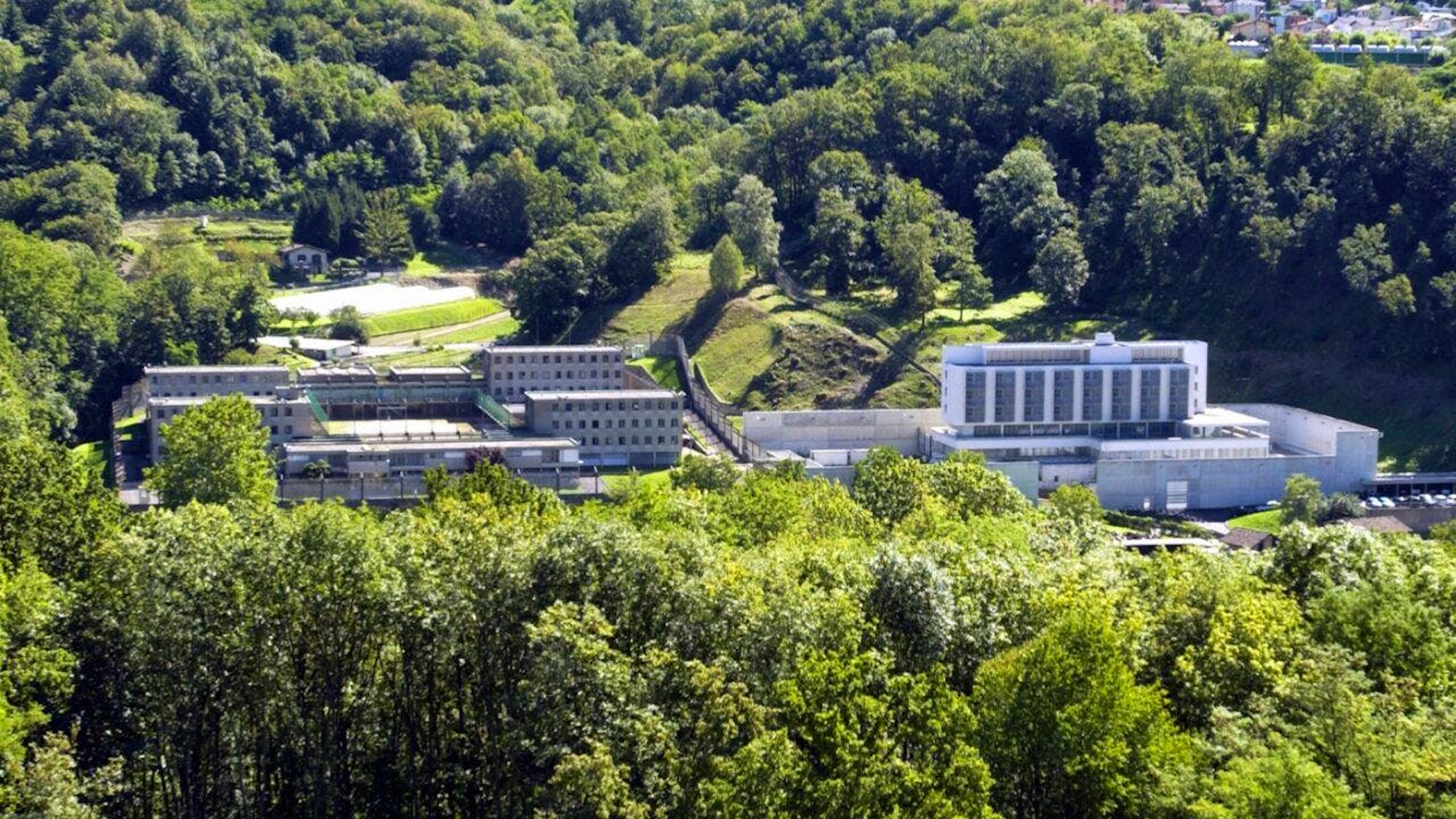 Im Prozess gegen die Juwelenräuber fordert die Tessiner Staatsanwaltschaft hohe Freiheitsstrafen. Aus Sicherheitsgründen wird die Verhandlung direkt im Gefängnis La Farera (im Bild) durchgeführt. (Archivbild)