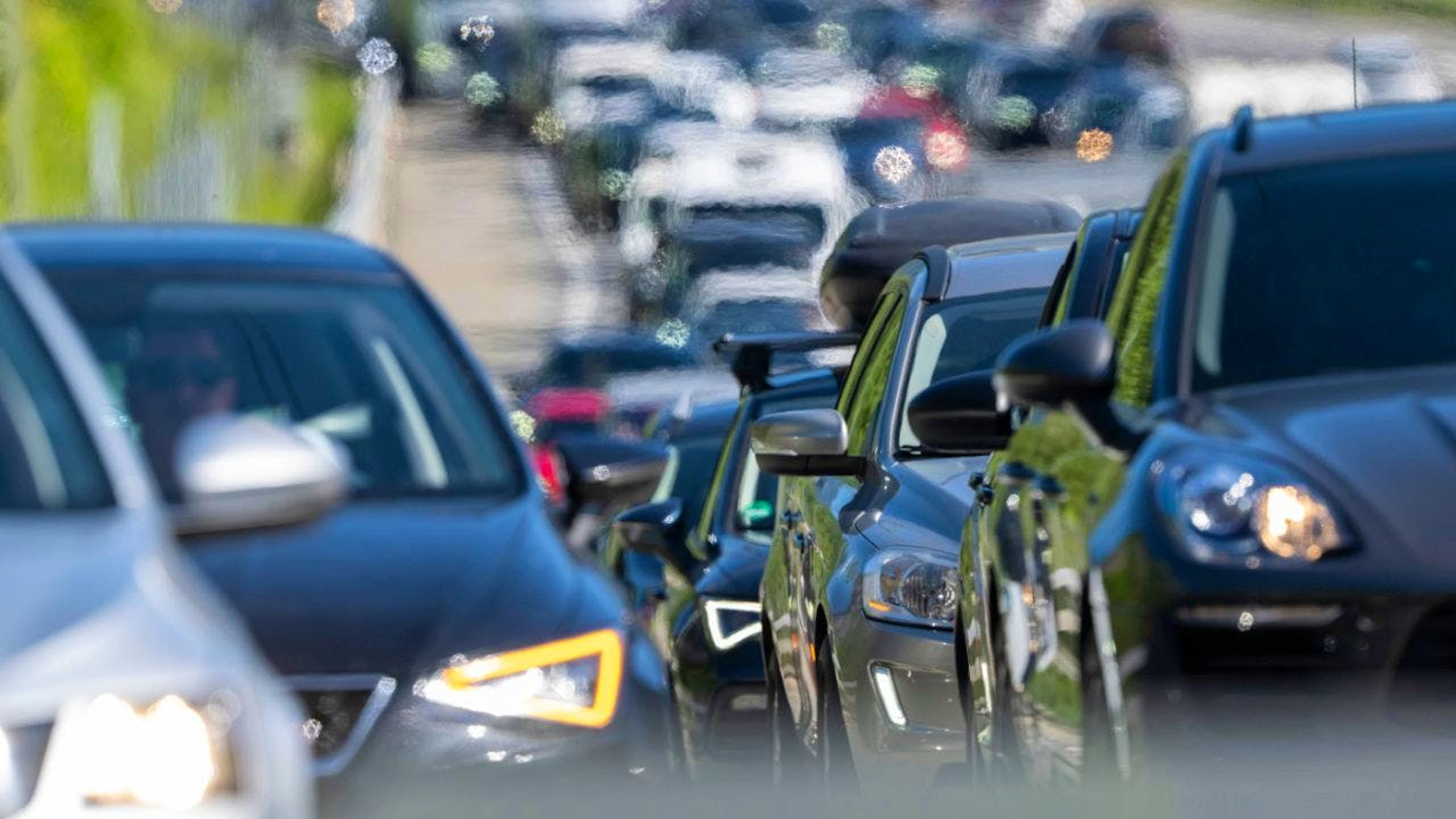Fra le priorità dei sette cantoni della Svizzera orientale vi è quella di eliminare il traffico dalle strade nazionali. (immagine simbolica)