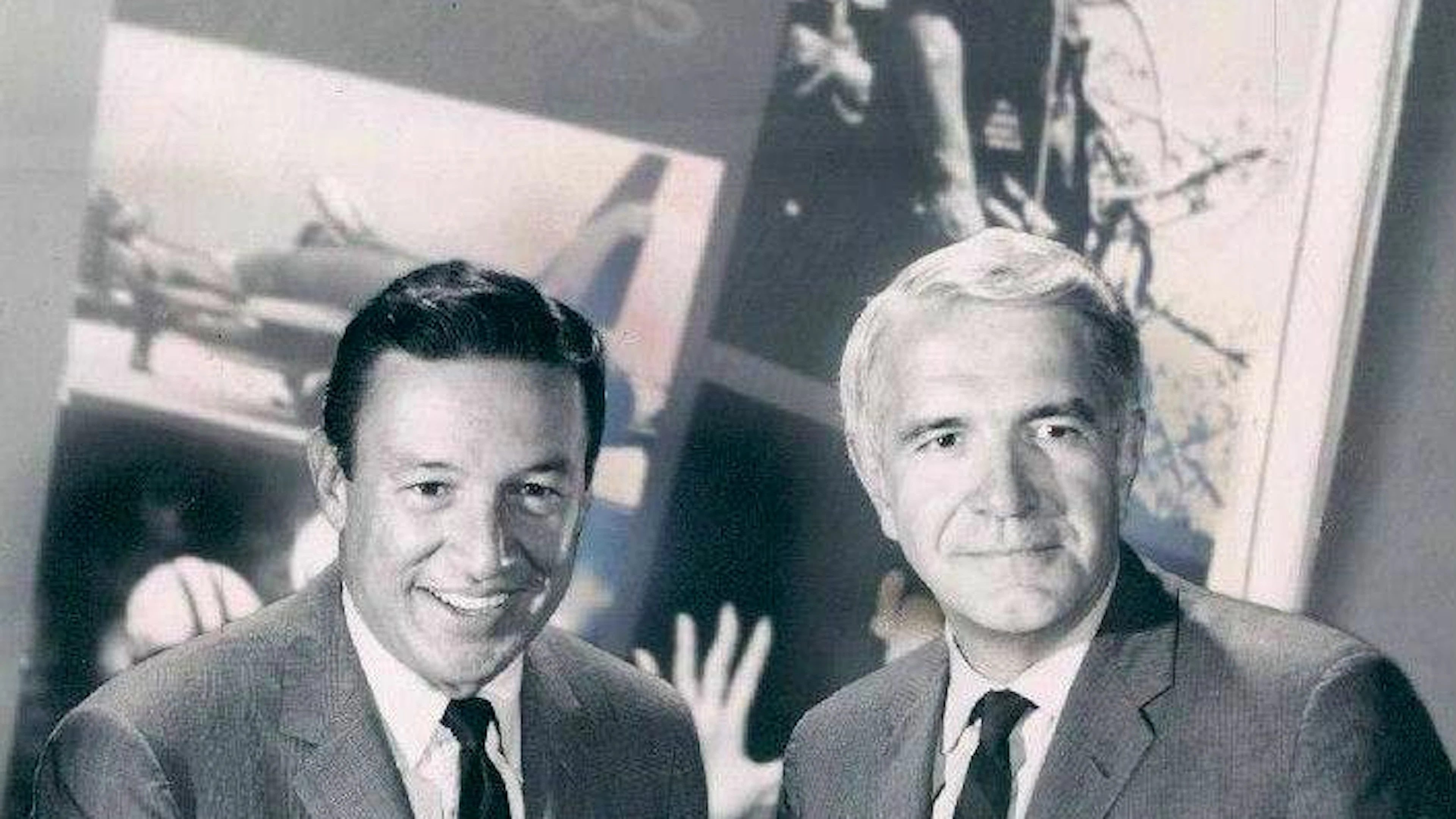 Mike Wallace (l.) und Harry Reasoner machen 1968 Werbung für die Premiere von «60 Minutes».