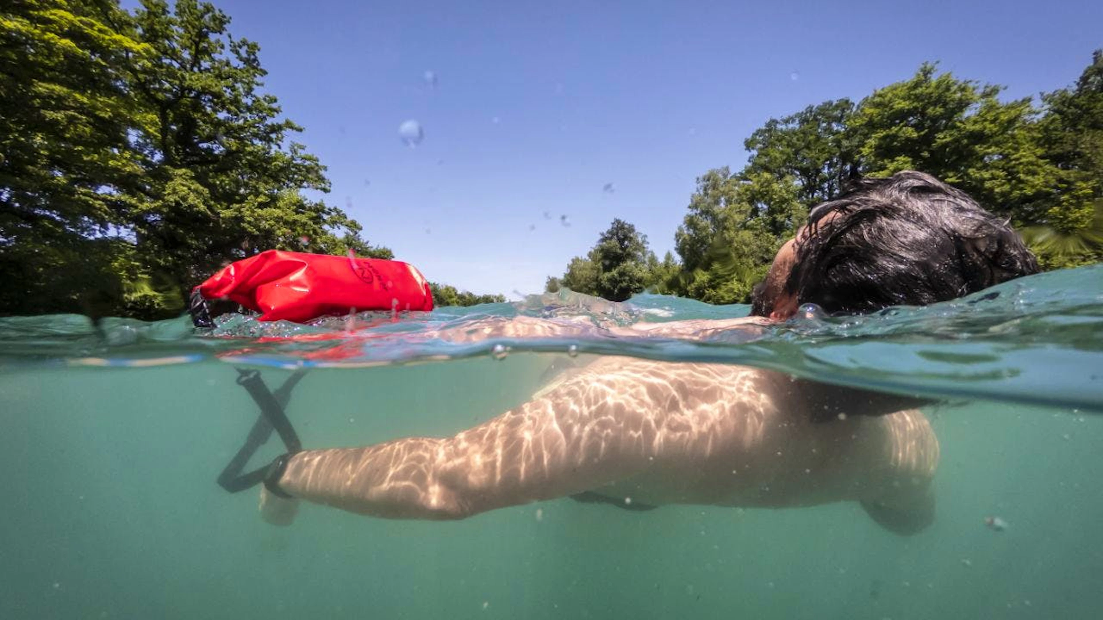 Das Mitführen eines Schwimmsacks erhöht die Sicherheit beim Schwimmen im Fluss. (Archivbild)