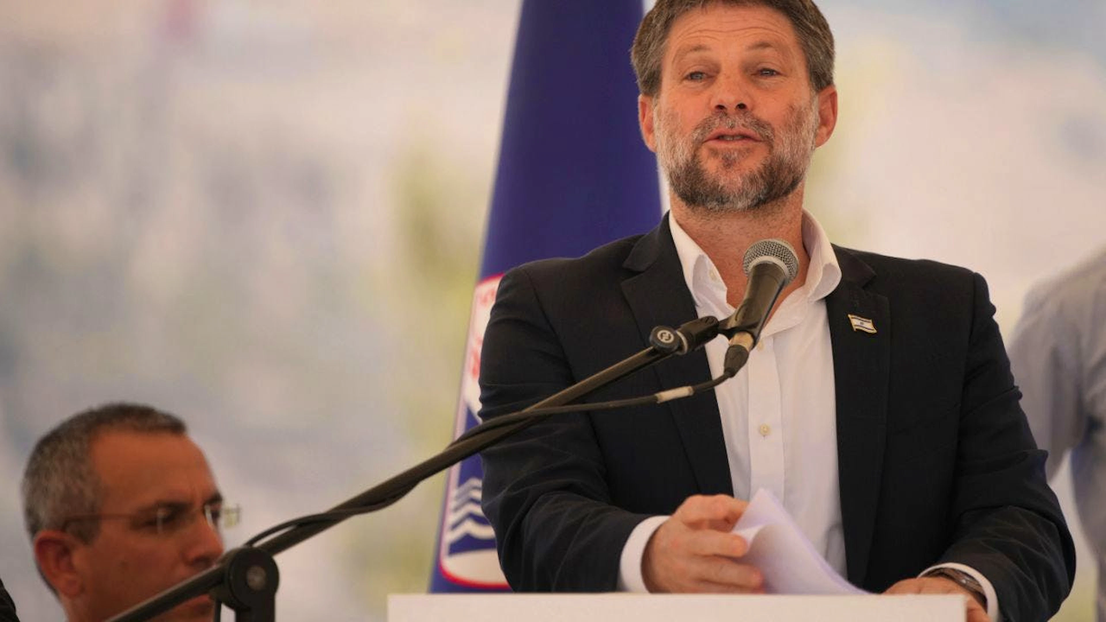 ARCHIV – Der israelische Finanzminister Bezalel Smotrich spricht während einer Pressekonferenz. Foto: Ohad Zwigenberg/AP/dpa