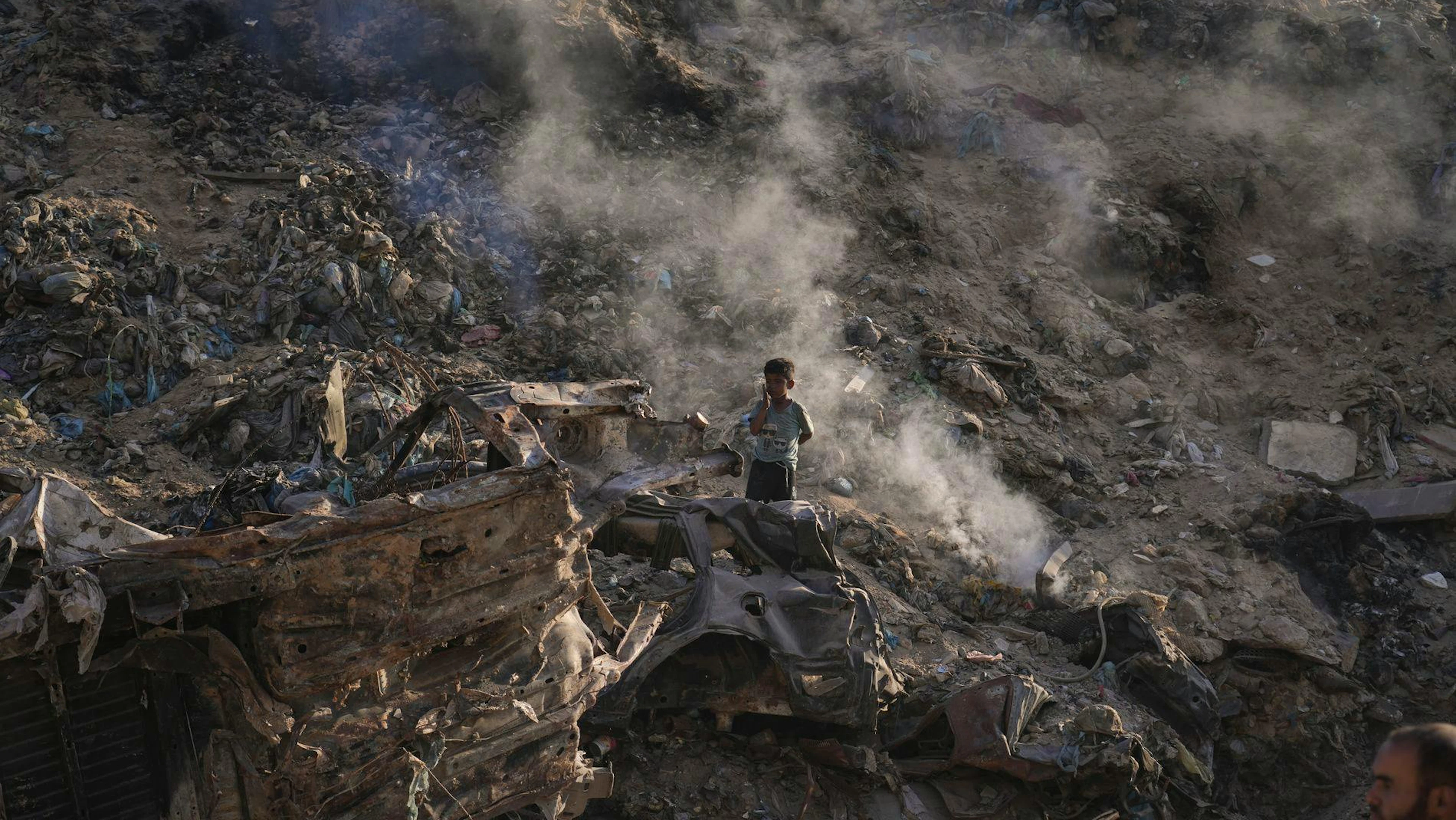 Un enfant cherche du plastique dans une décharge de la ville de Gaza, lundi 8 juin 2026. (AP Photo/Jehad Alshrafi)