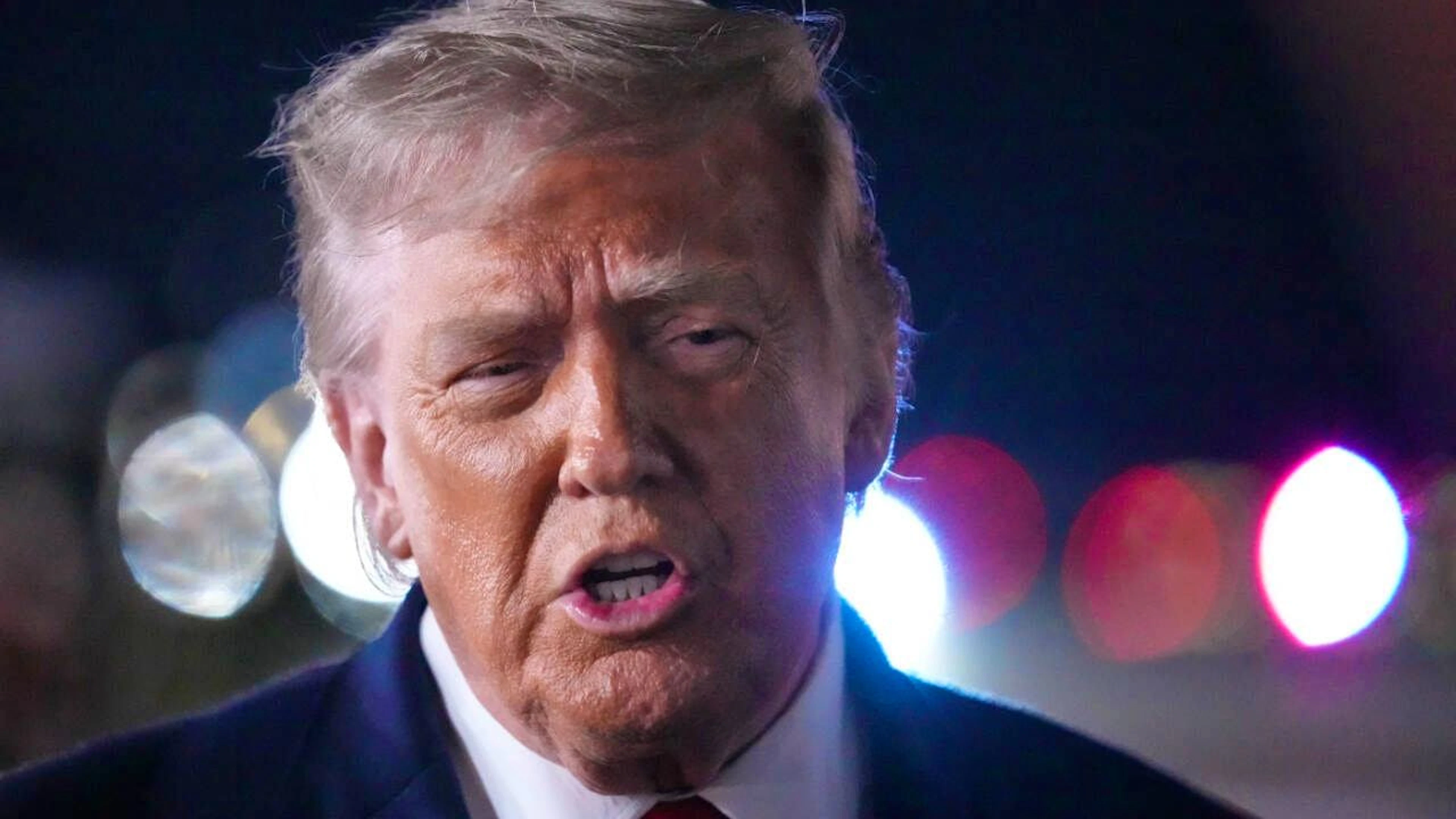 US-Präsident Donald Trump spricht mit Reportern, bevor er am John F. Kennedy International Airport in New York an Bord der Air Force One geht. Foto: Mark Schiefelbein/AP/dpa