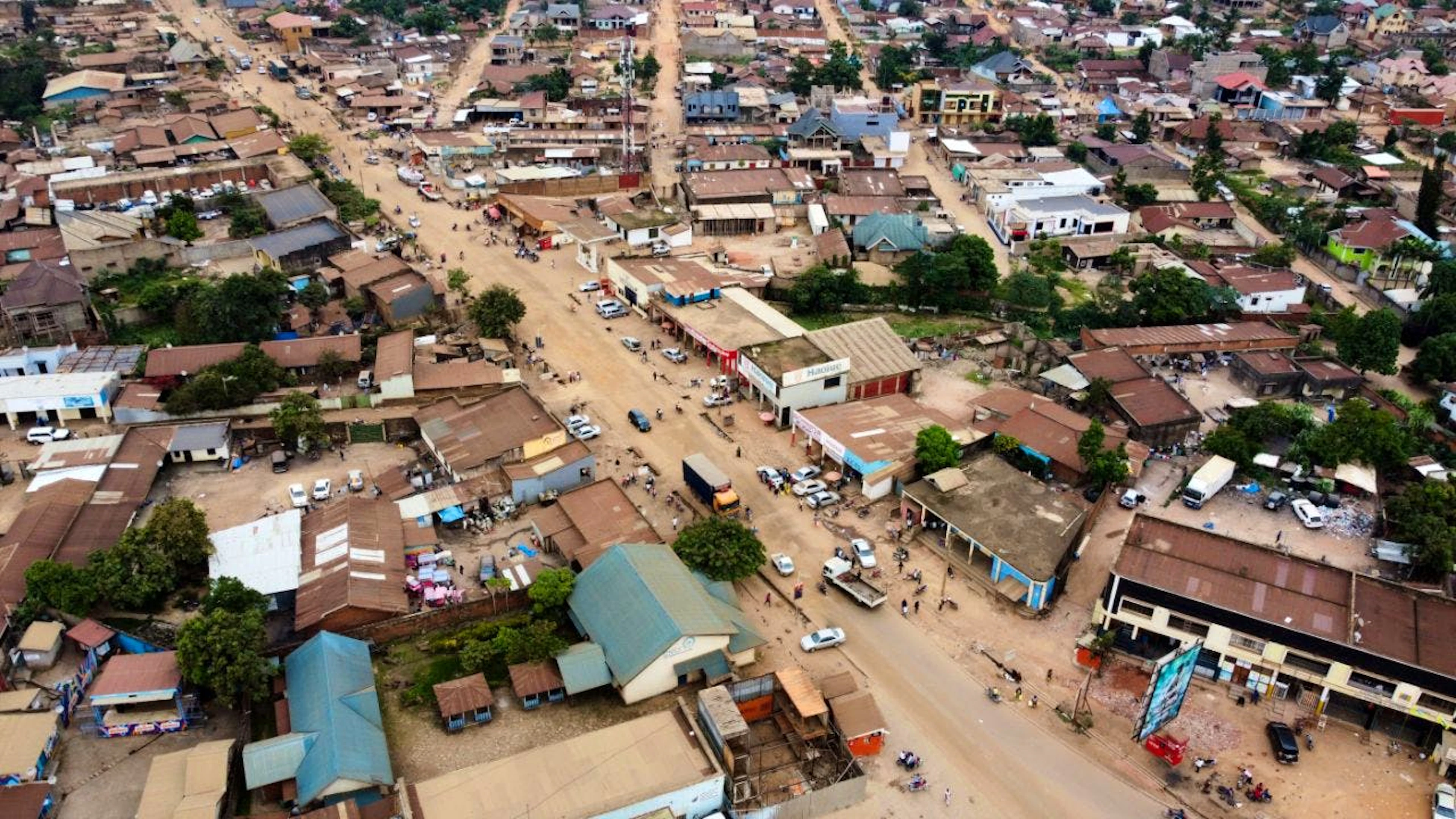 ARCHIV – Blick auf die Stadt Beni in der Demokratischen Republik Kongo. Foto: Kitsa Musayi Sebastien/AP/dpa