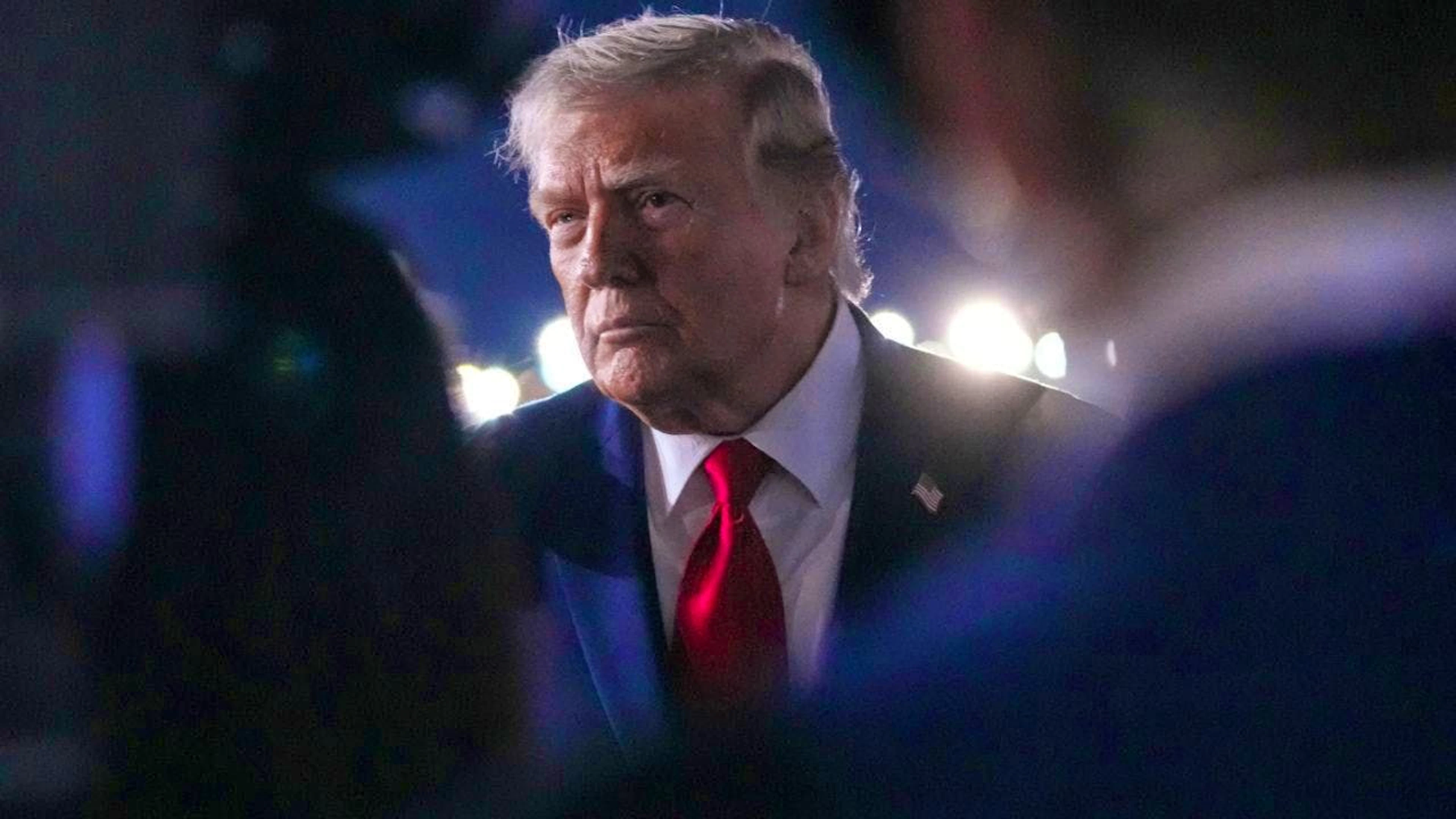 US President Donald Trump speaks to reporters before boarding Air Force One. Photo: Mark Schiefelbein/AP/dpa