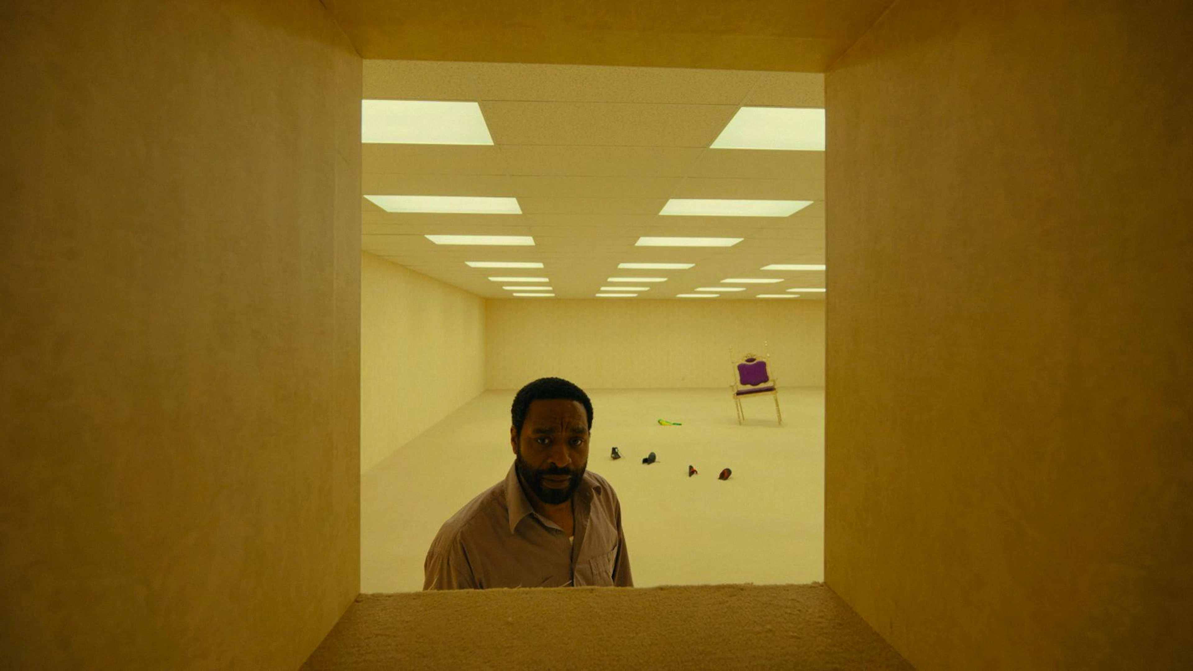 Der oscarnominierte Schauspieler Chiwetel Ejiofor spielt in «Backrooms» den Möbelhausbesitzer Clark, der in endlosen gelben Gängen verloren geht.