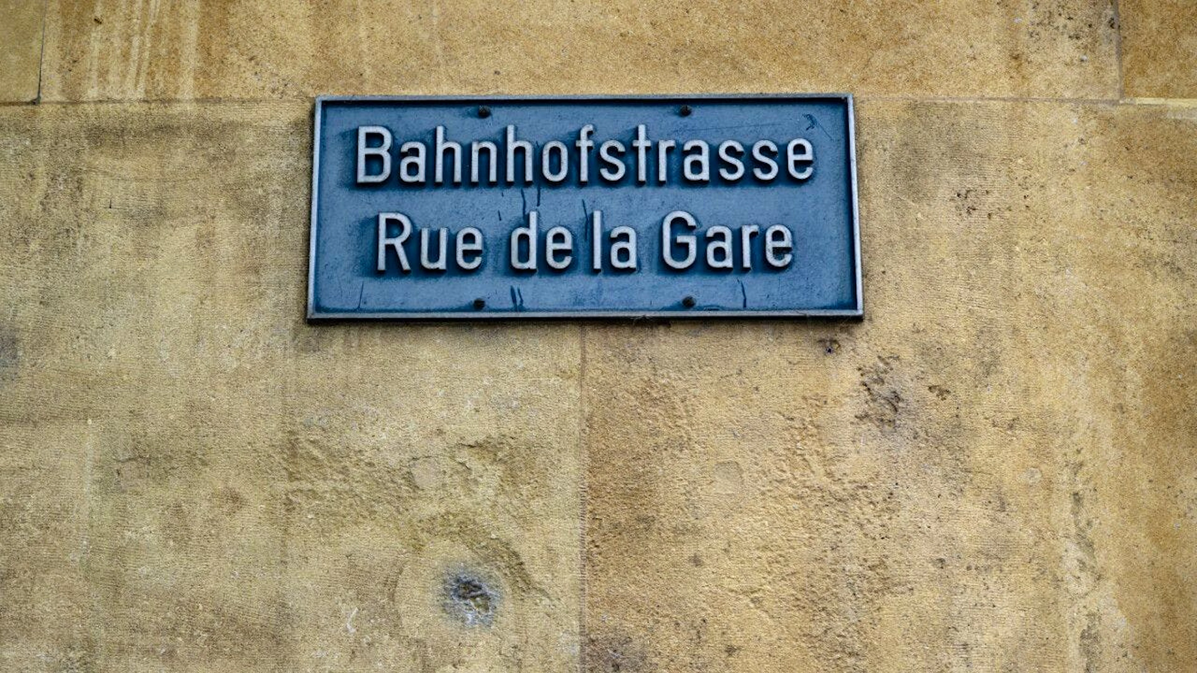 Il bilinguismo a Bienne è presente anche nel nome delle vie cittadine.