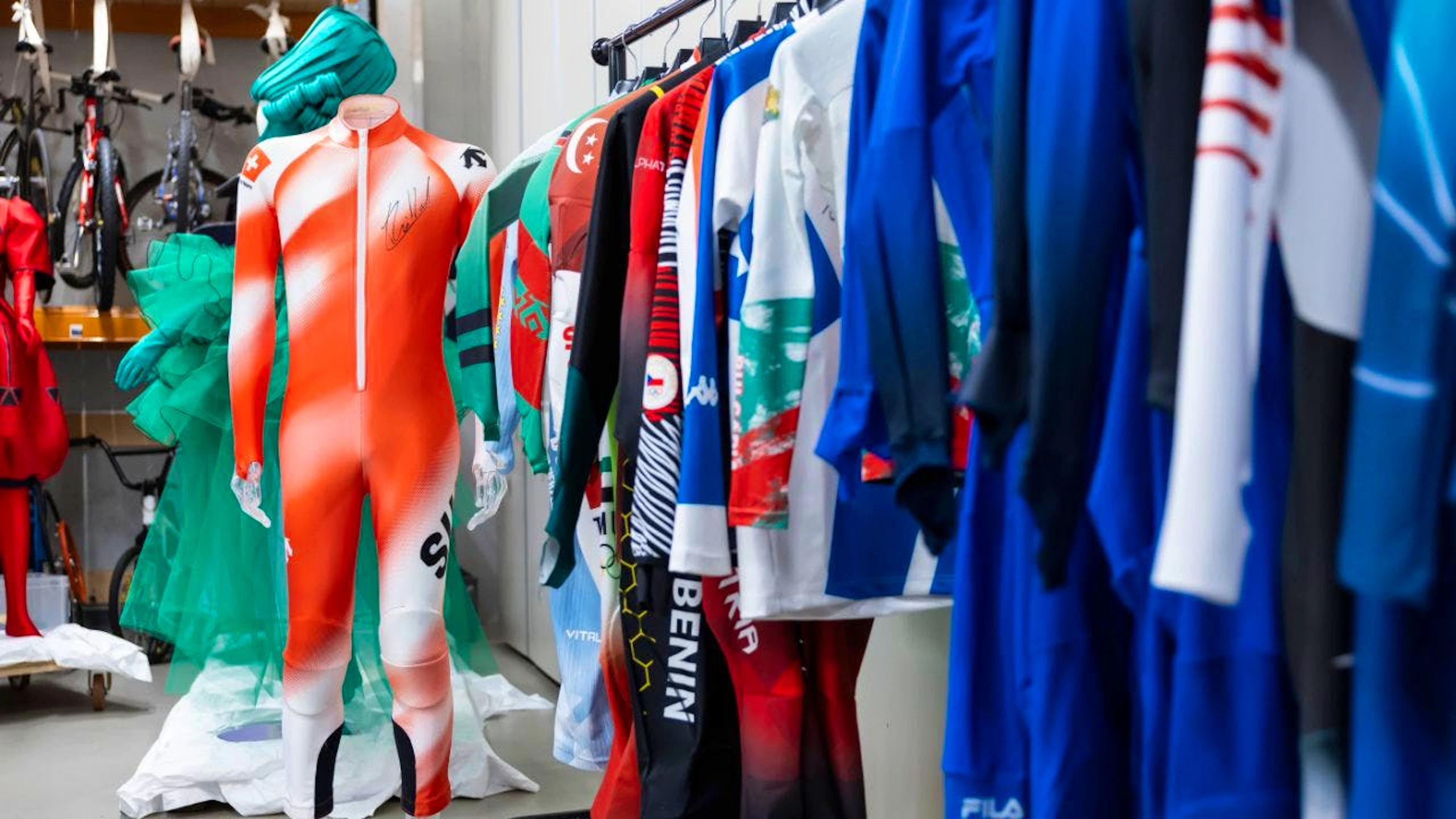Loïc Meillards Anzug hat seinen Platz im Olympischen Museum gefunden, zusammen mit rund 300 weiteren Objekten, die während der Olympischen Spiele in Mailand und Cortina gesammelt wurden.