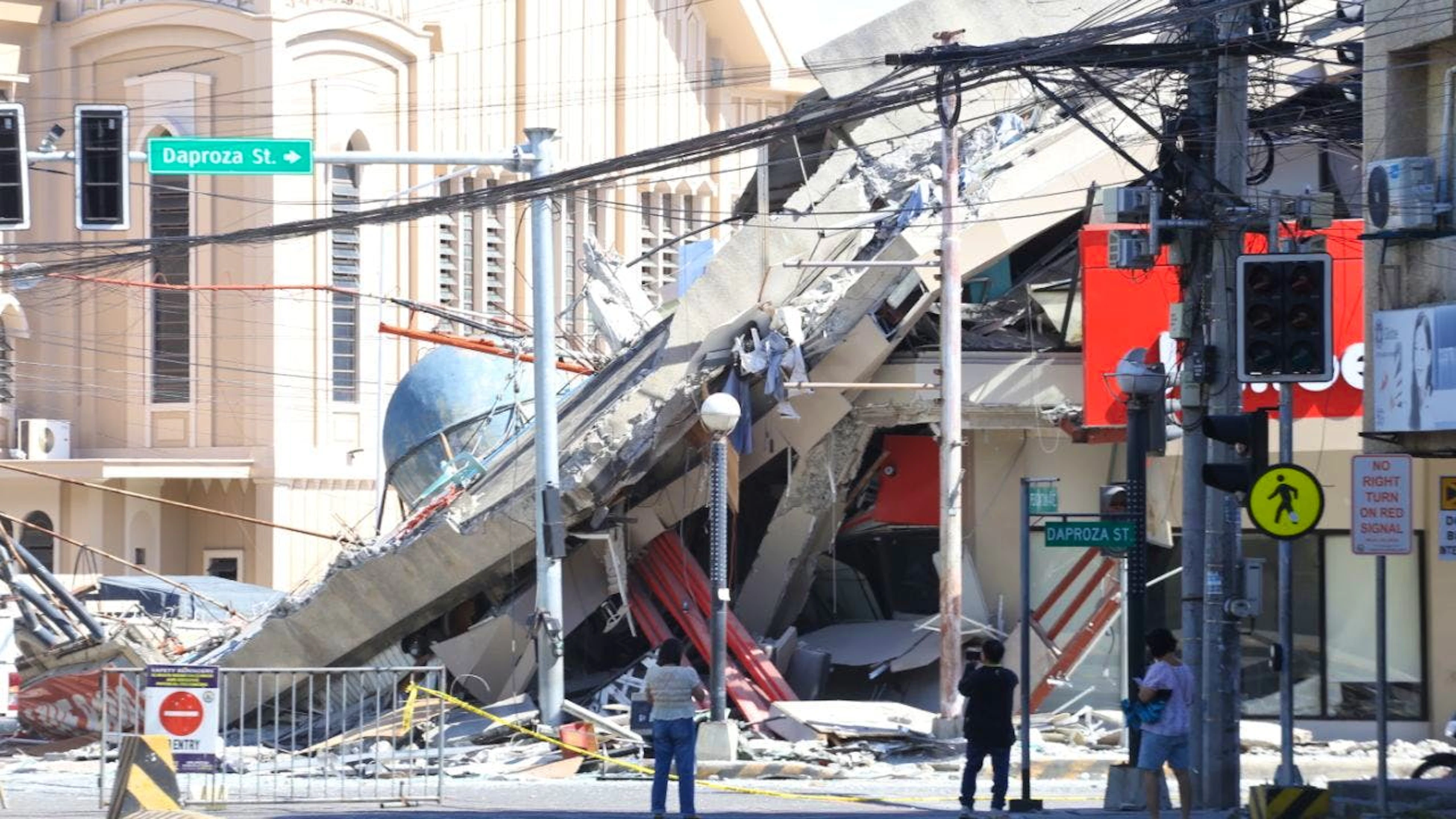 Ein zusammengestürztes Gebäude ist nach dem Erdbeben in General Santos zu sehen. Foto: Uncredited/AP/dpa
