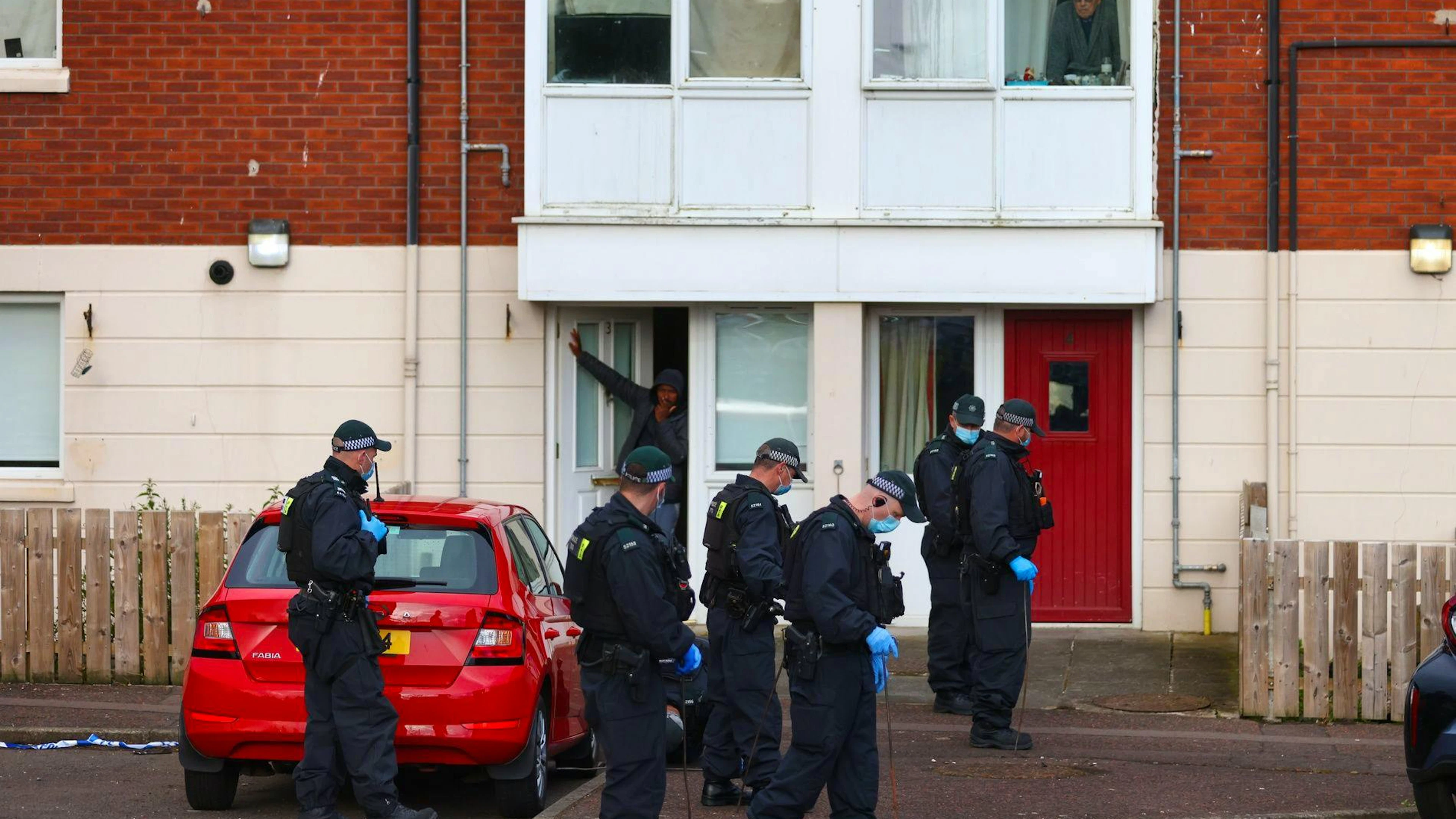 Die Polizei durchsucht das Gebiet rund um den Tatort in einem Wohngebiet im Norden Belfasts.