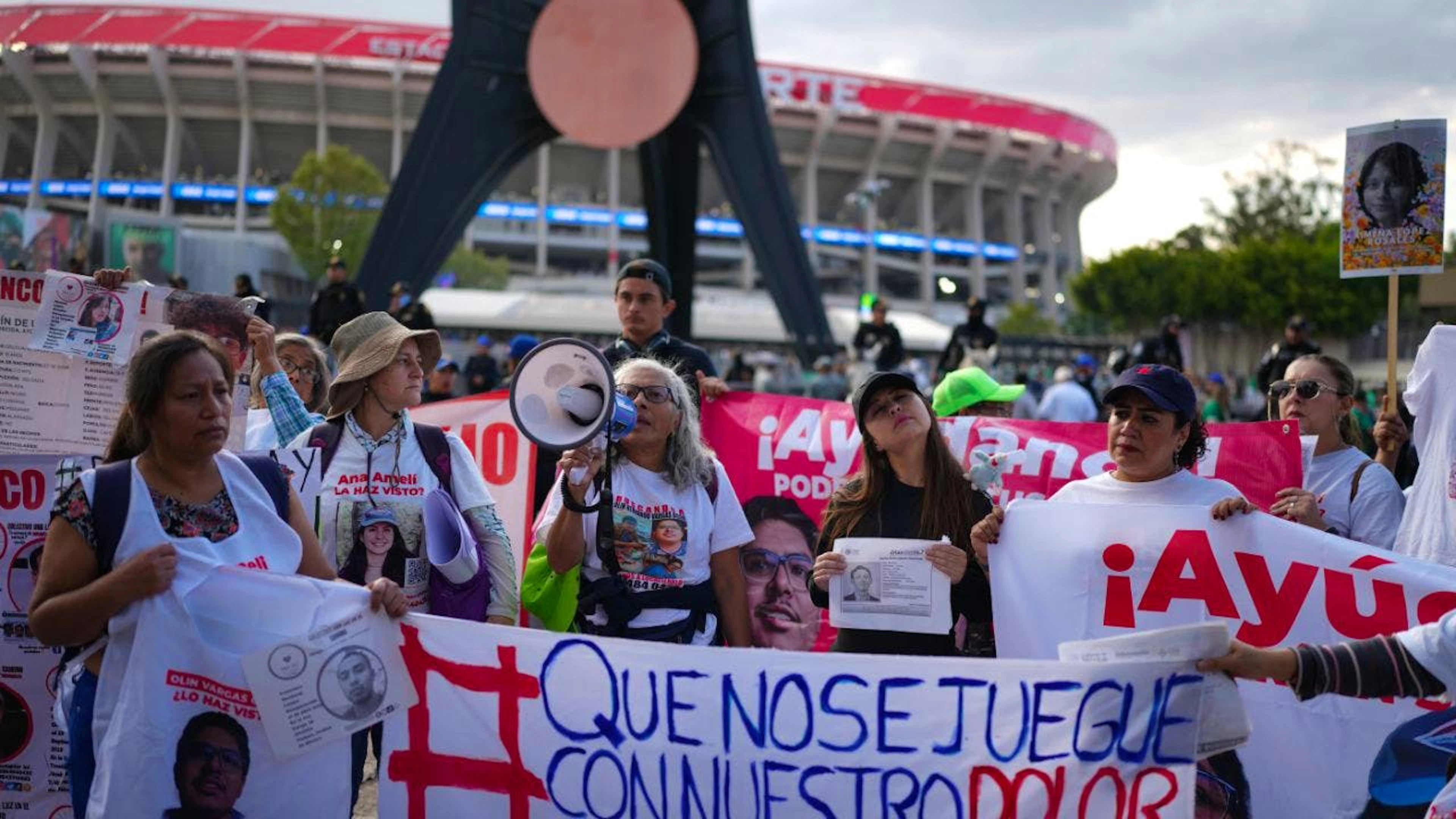 Des milliers de manifestants bloquent l'accès au stade de Mexico City, à quelques heures de la cérémonie d'ouverture. (archives)