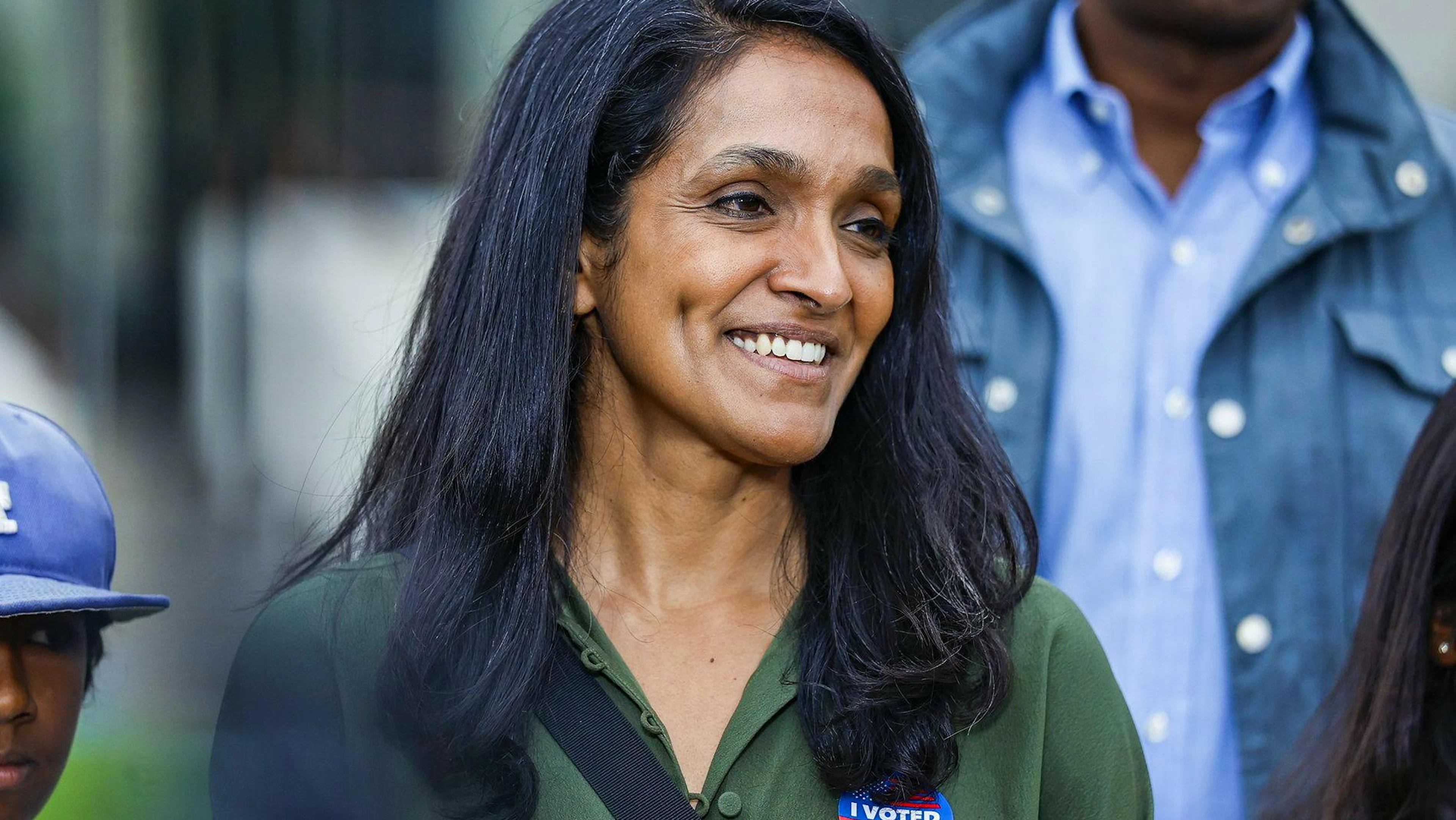 Nithya Raman sfiderà l'uscente Karen Bass.