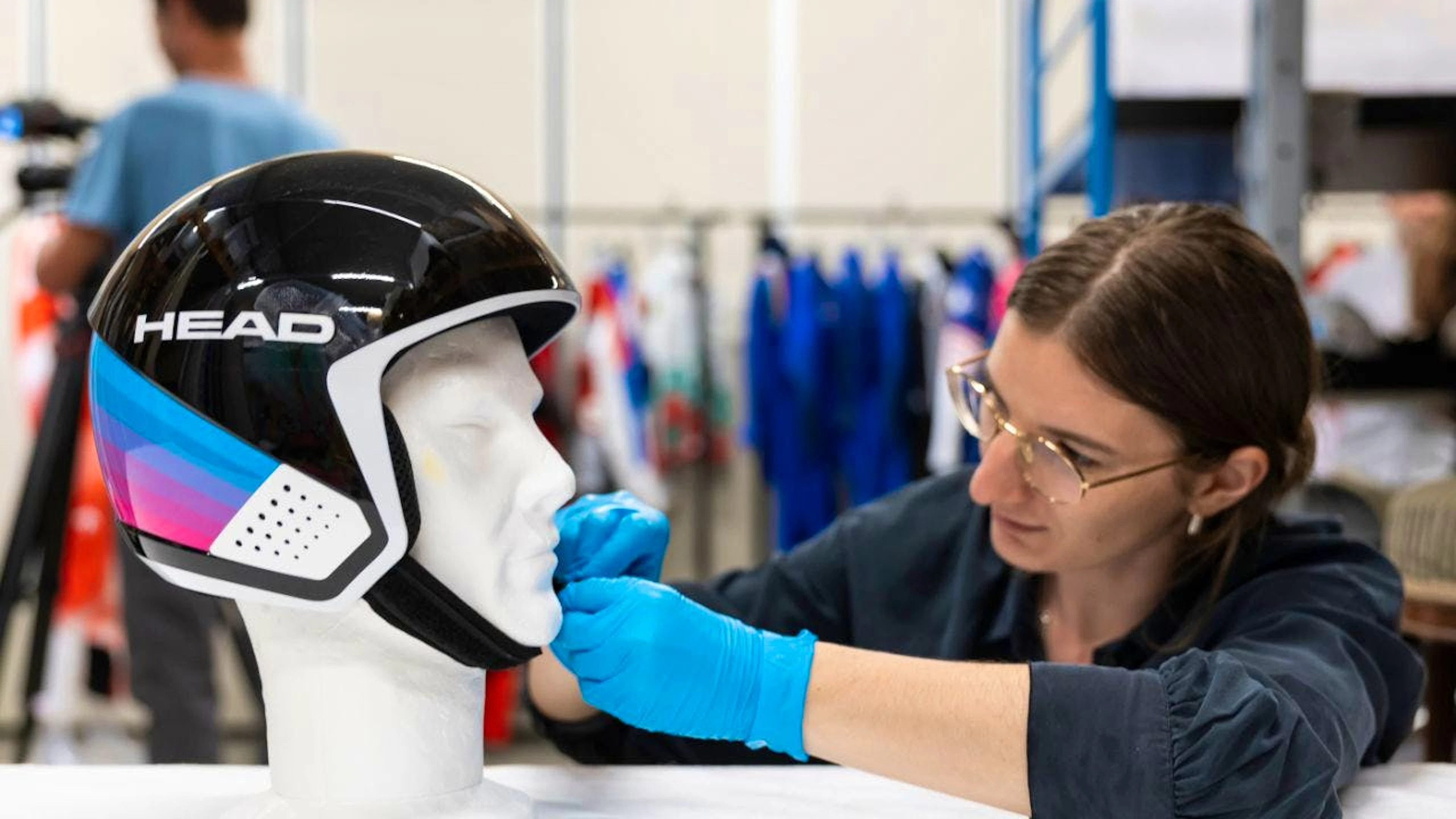 Una curatrice sistema il casco dello sciatore svizzero Franjo Von Allmen, vincitore di tre medaglie d'oro.