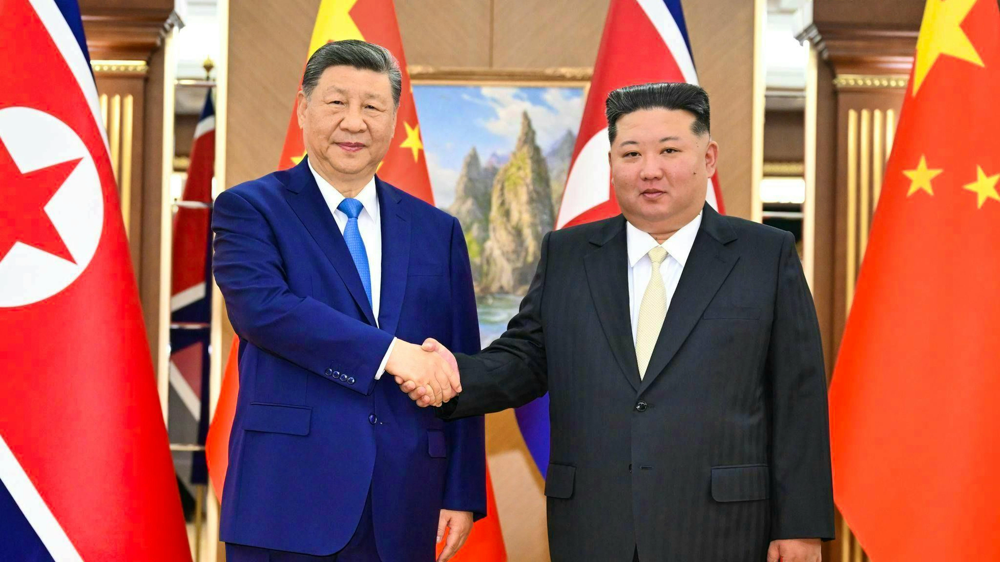 North Korean ruler Kim Jong Un receives Chinese President Xi Jinping in Pyongyang.