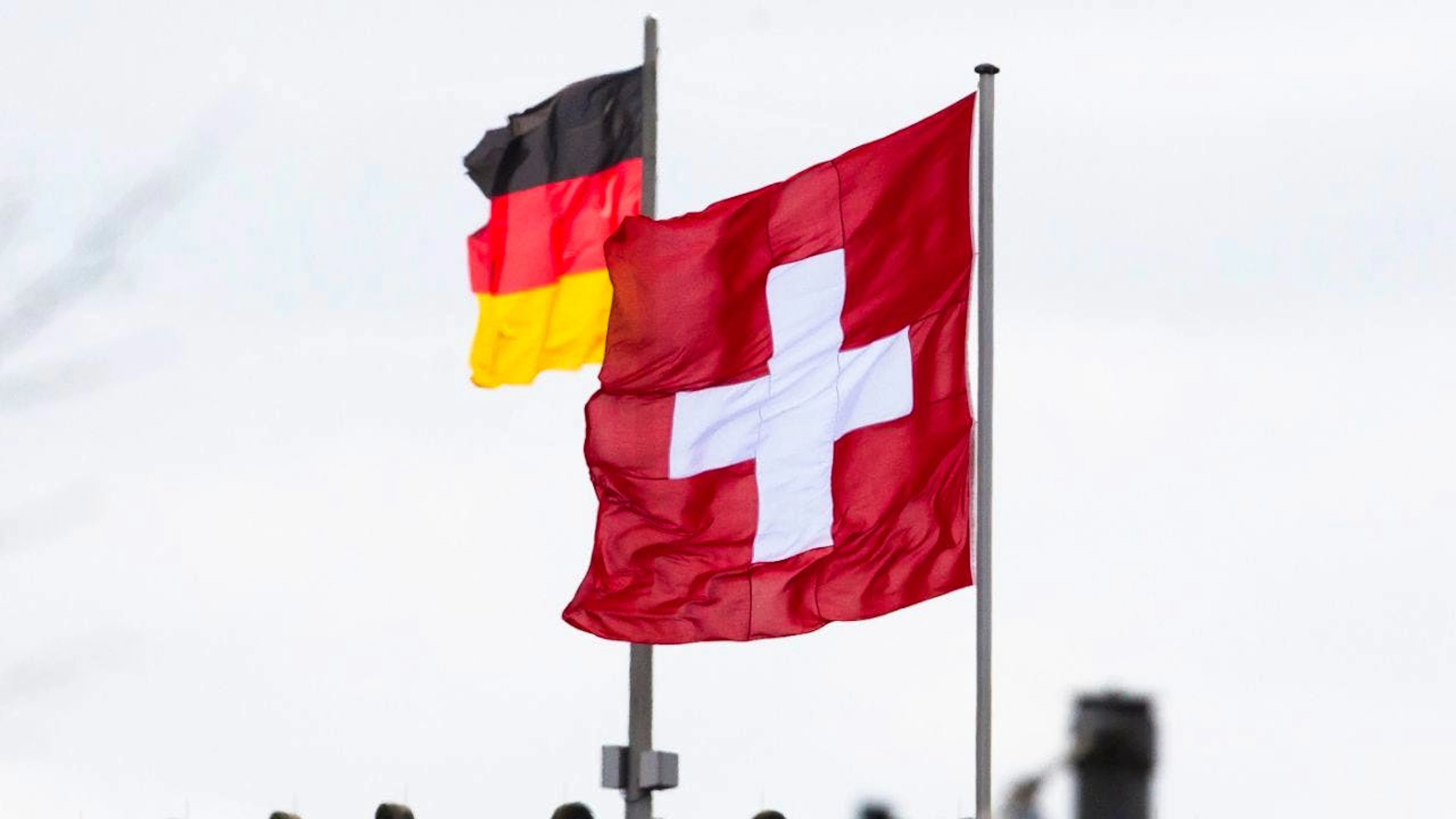 Dem wichtigsten Wirtschaftspartner der Schweiz – Deutschland – stattete Bundesrat Ignazio Cassis am Dienstag einen Besuch ab und traf seinen Amtskollegen, Aussenminister Johann Wadephul, in Berlin. Die dortige Schweizer Botschaft feiert 25 Jahre Wiedereröffnung nach dem Fall der Mauer. (Archivbild)