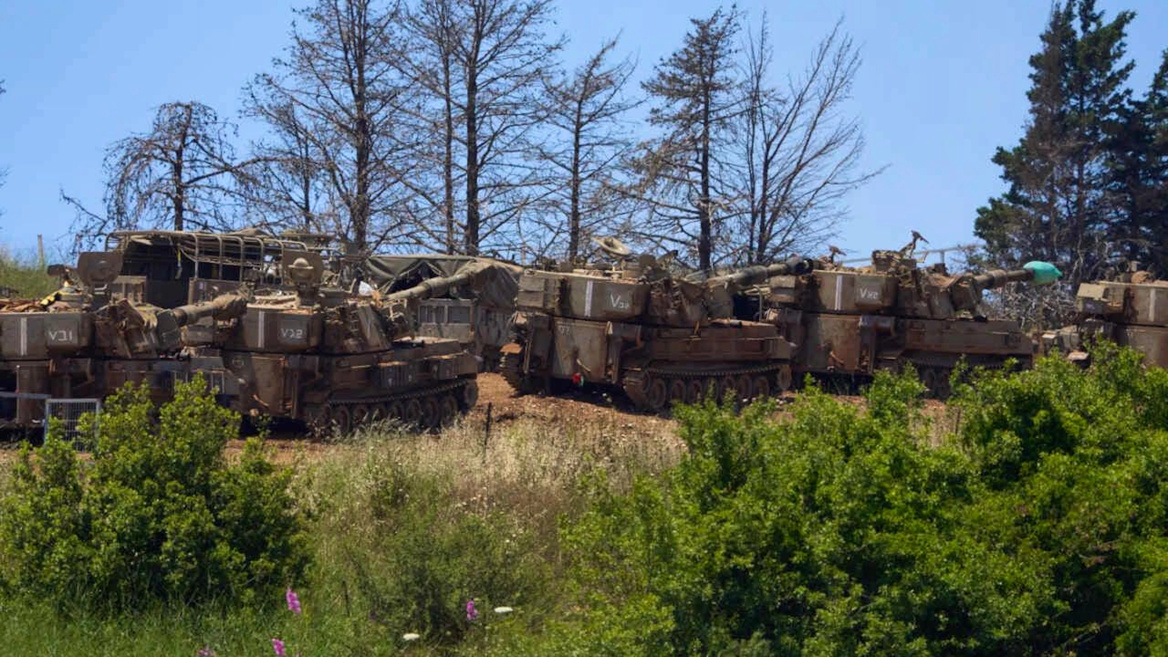 ARCHIV – Israelische Truppen versammeln sich an der Grenze zum Libanon. Foto: Ariel Schalit/AP/dpa
