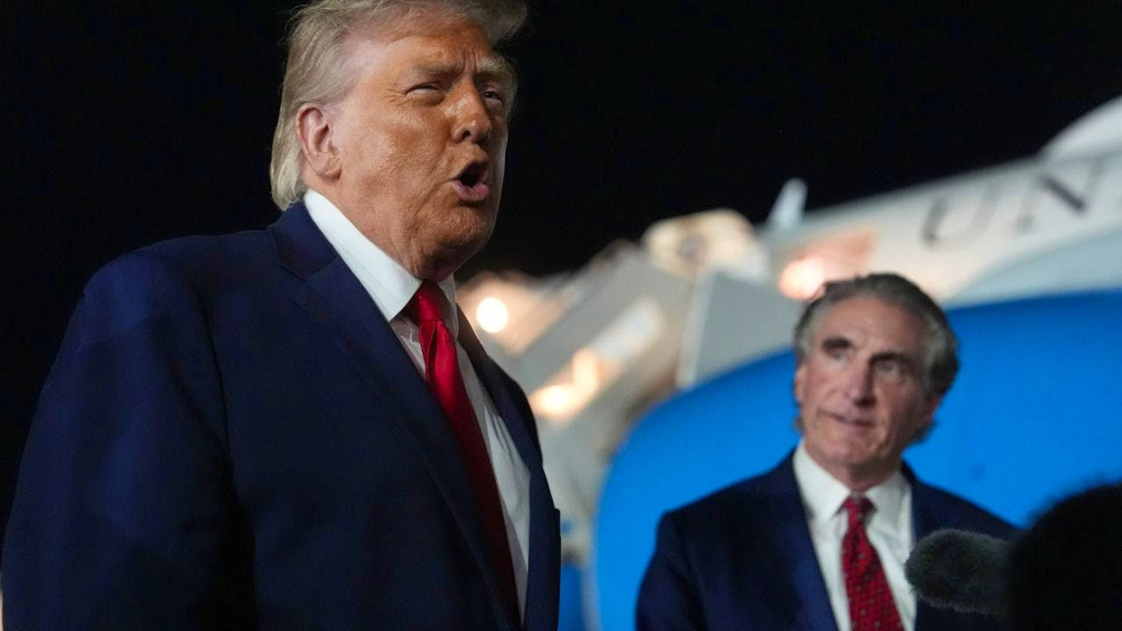 US-Präsident Donald Trump spricht mit Reportern, bevor er an Bord der Air Force One am John F. Kennedy International Airport geht, während Innenminister Doug Burgum zuhört. Foto: Mark Schiefelbein/AP/dpa