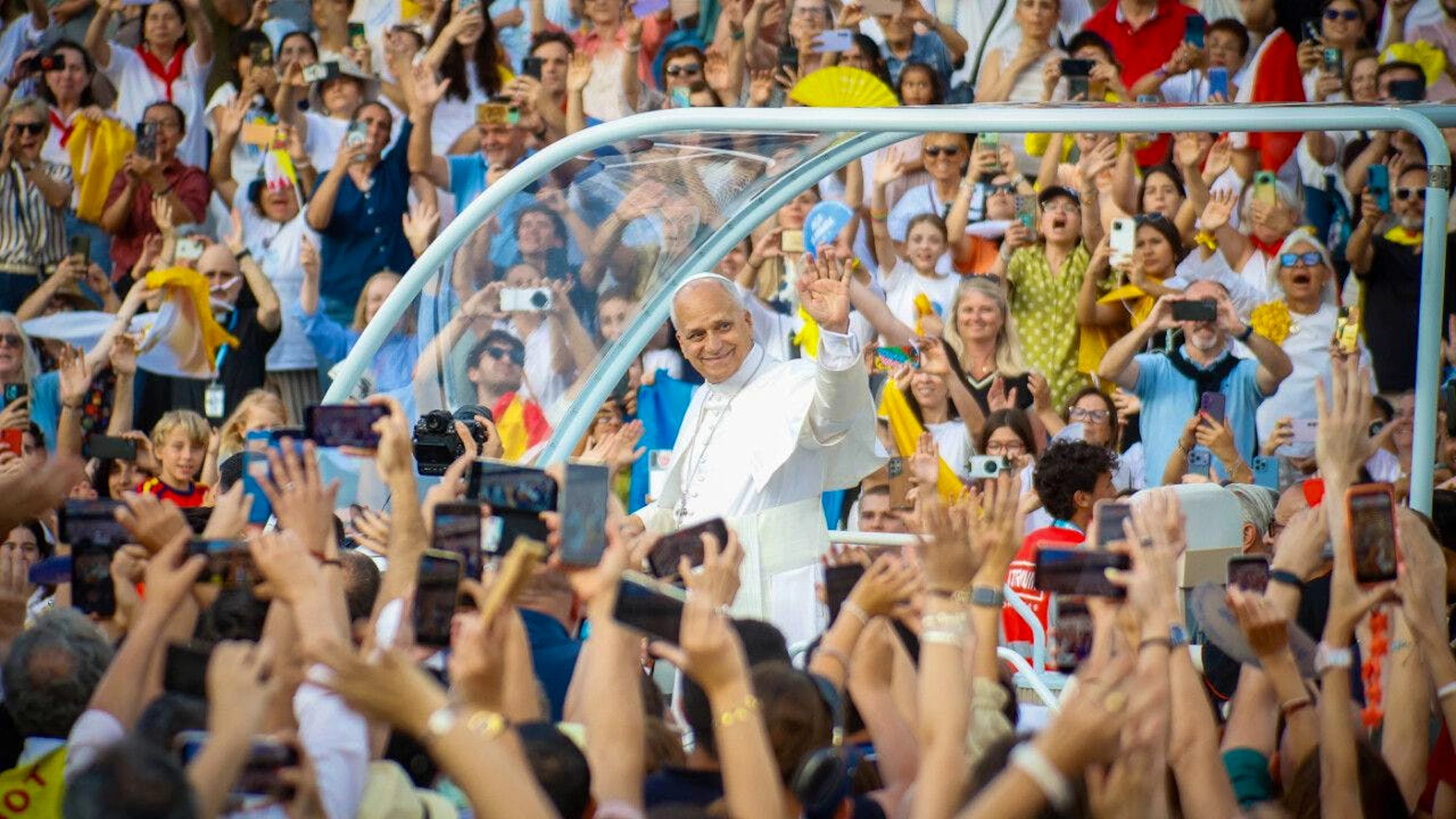 Papst Leo XIV. kommt zu einer Gebetsvigil im Olympiastadion Lluis Companys. Foto: Kike Ricón/EUROPA PRESS/dpa