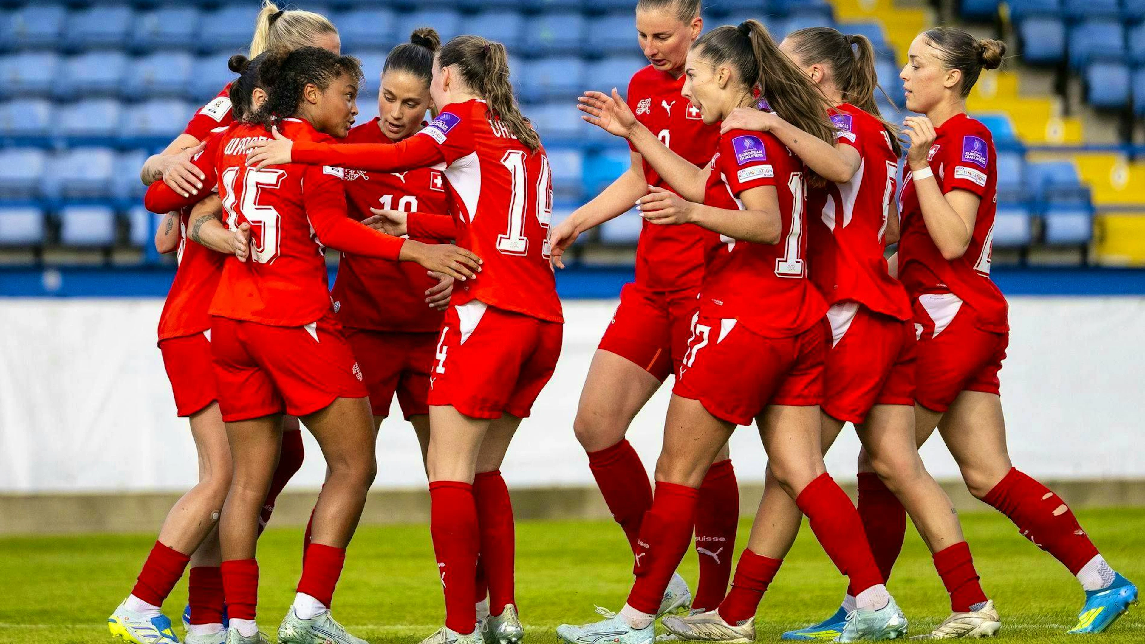 Great jubilation among the Swiss national team after the 1:0 goal against Northern Ireland.