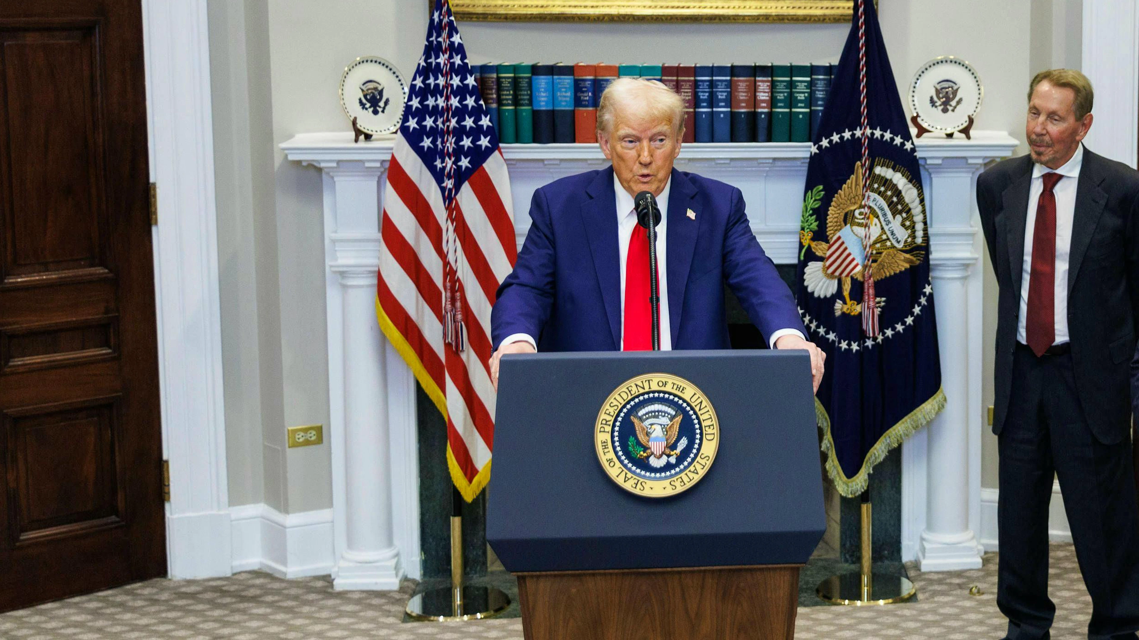 Donald Trump hält am 21. Januar 2025 im Washington eine Rede – Oracle-Gründer Larry Ellison (r.) hört zu.