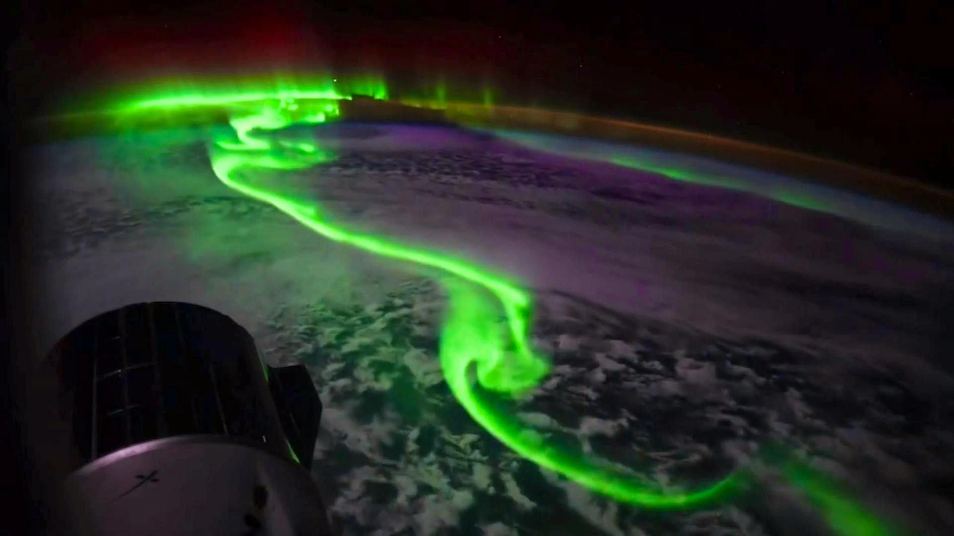 La danza verde dell'Antartide: lo spettacolare video dell'aurora australe dallo spazio