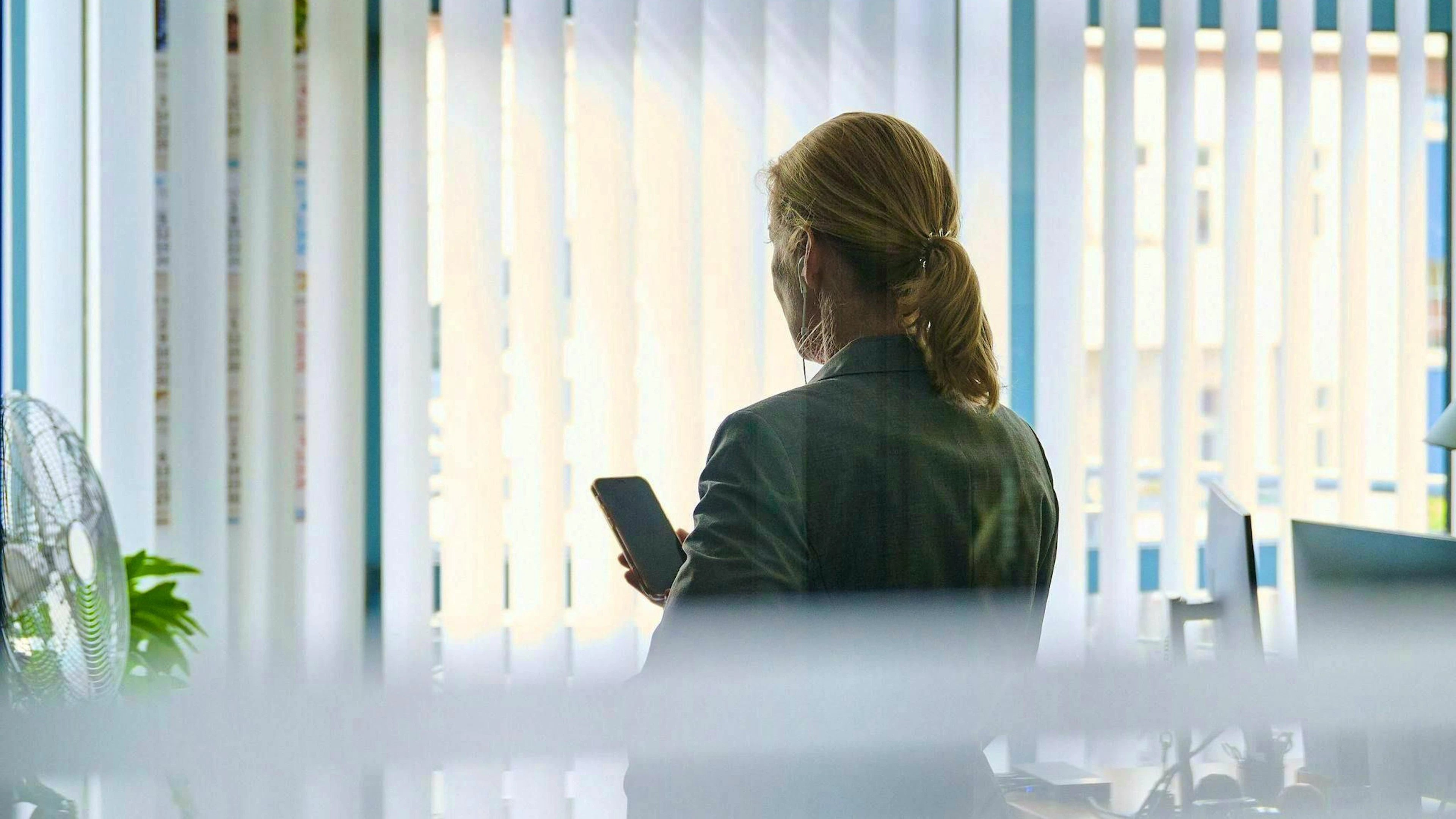 A woman in an office. (symbolic image)