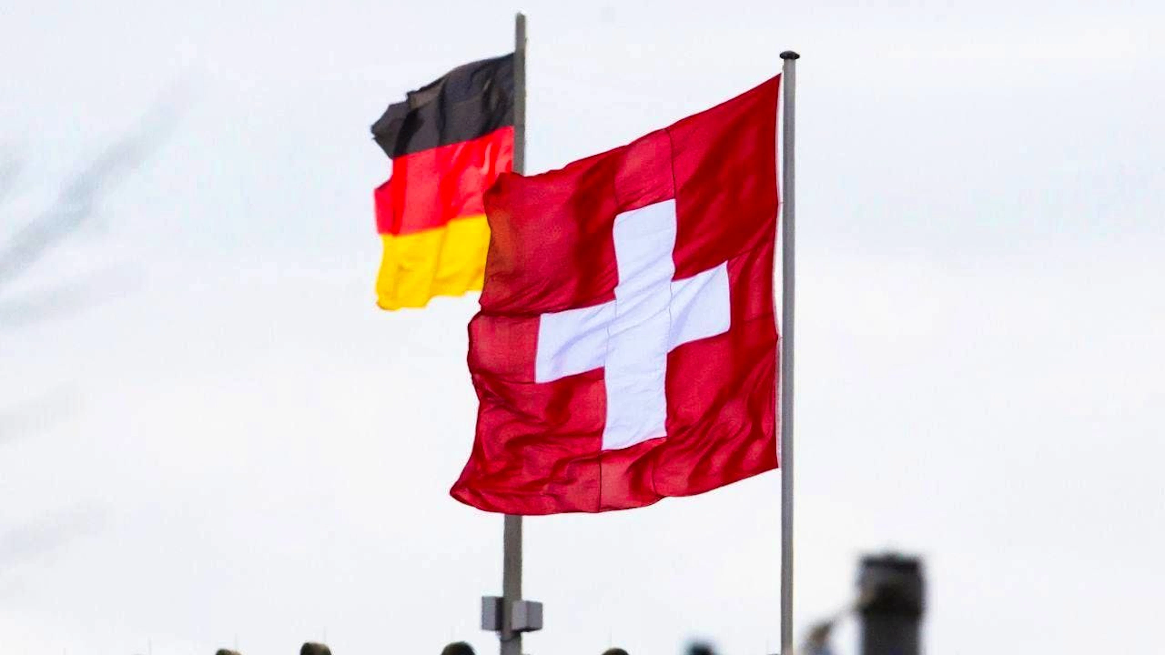 Federal Councillor Ignazio Cassis paid a visit to Switzerland's most important economic partner - Germany - on Tuesday and met his counterpart, Foreign Minister Johann Wadephul, in Berlin. The Swiss embassy there is celebrating 25 years of reopening after the fall of the Berlin Wall. (archive picture)