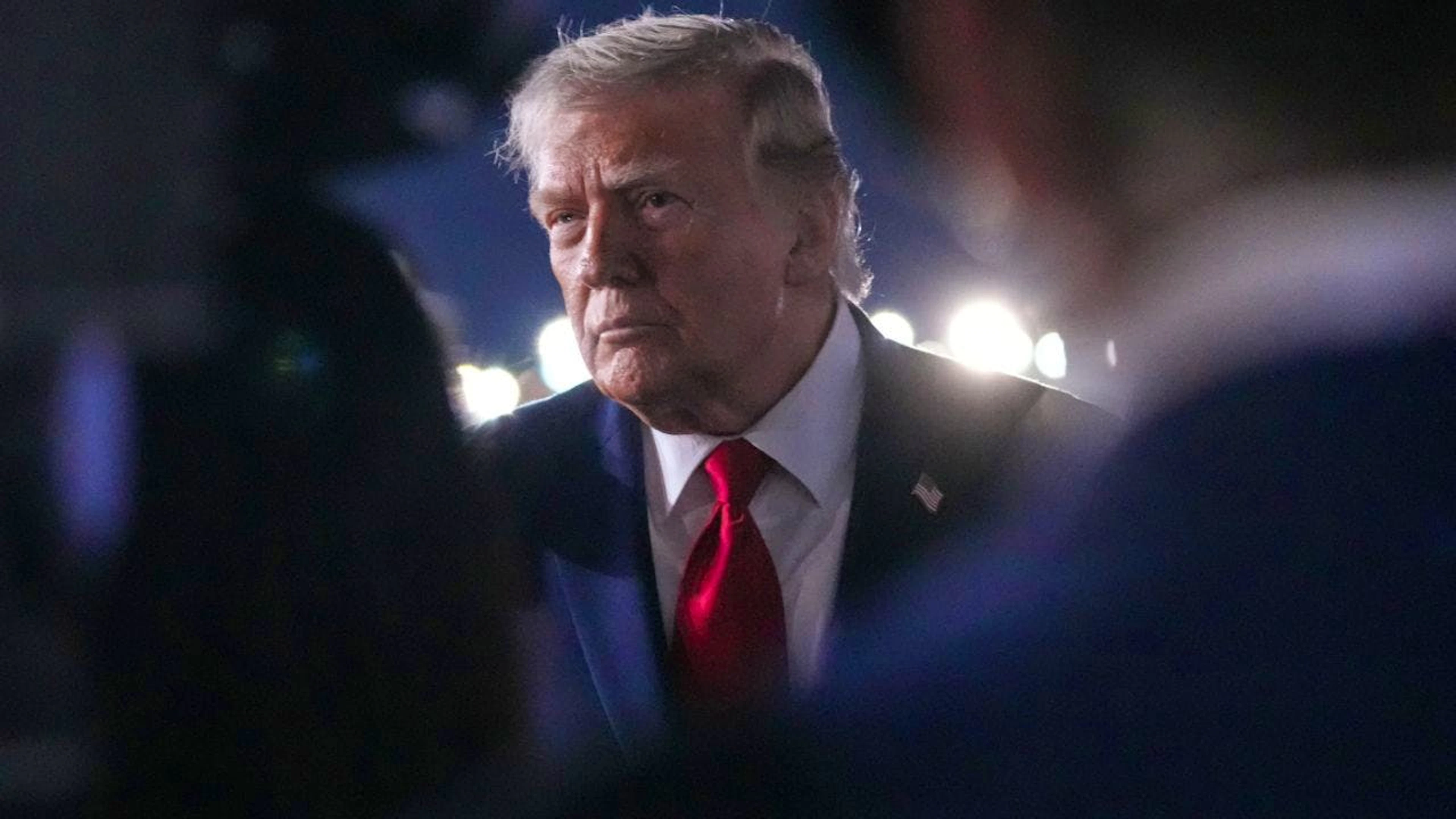 US-Präsident Donald Trump spricht mit Reportern bevor er an Bord der Air Force One geht. Foto: Mark Schiefelbein/AP/dpa