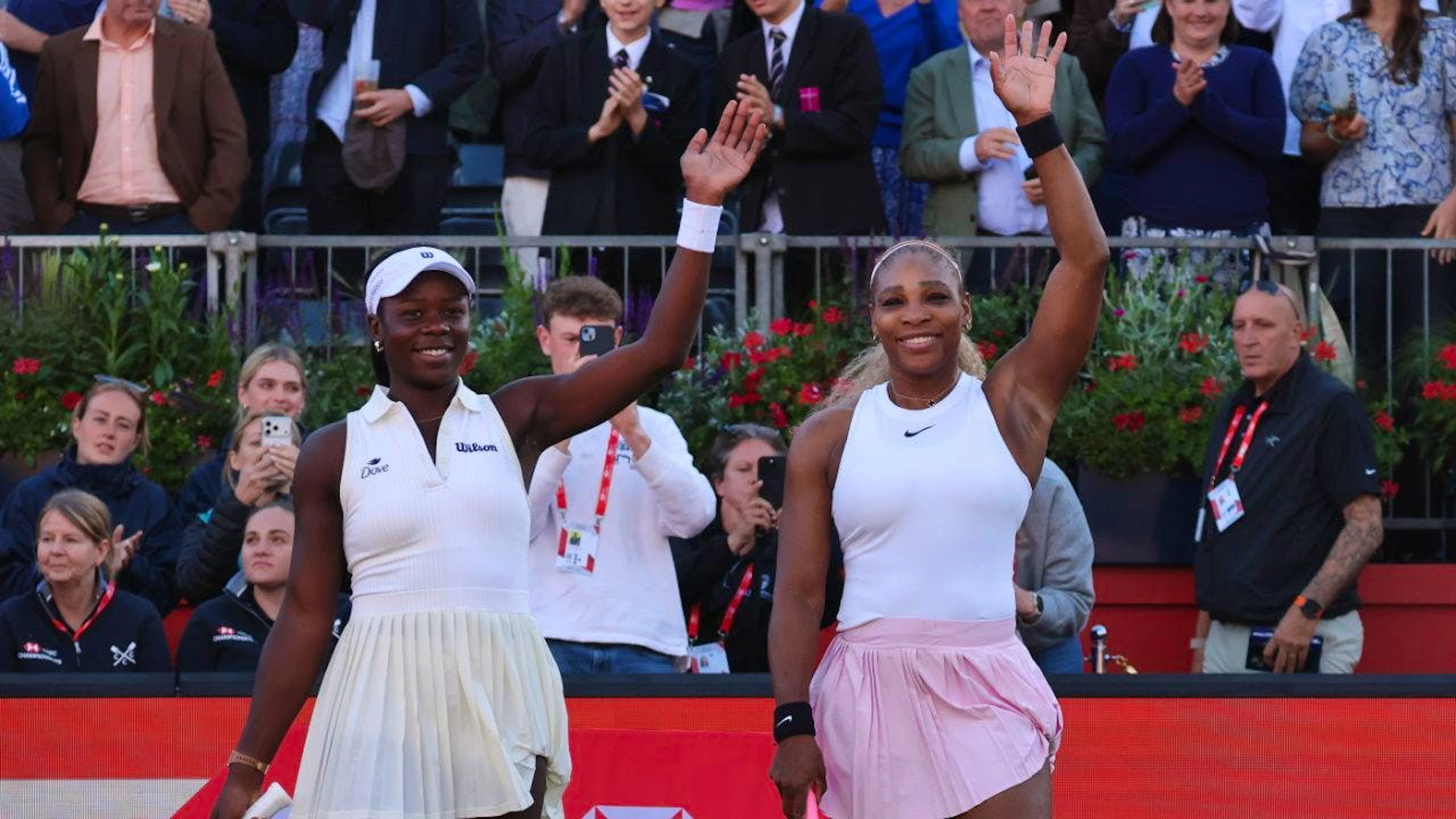 Serena Williams (rechts) an der Seite ihrer Doppelpartnerin Victoria Mboko