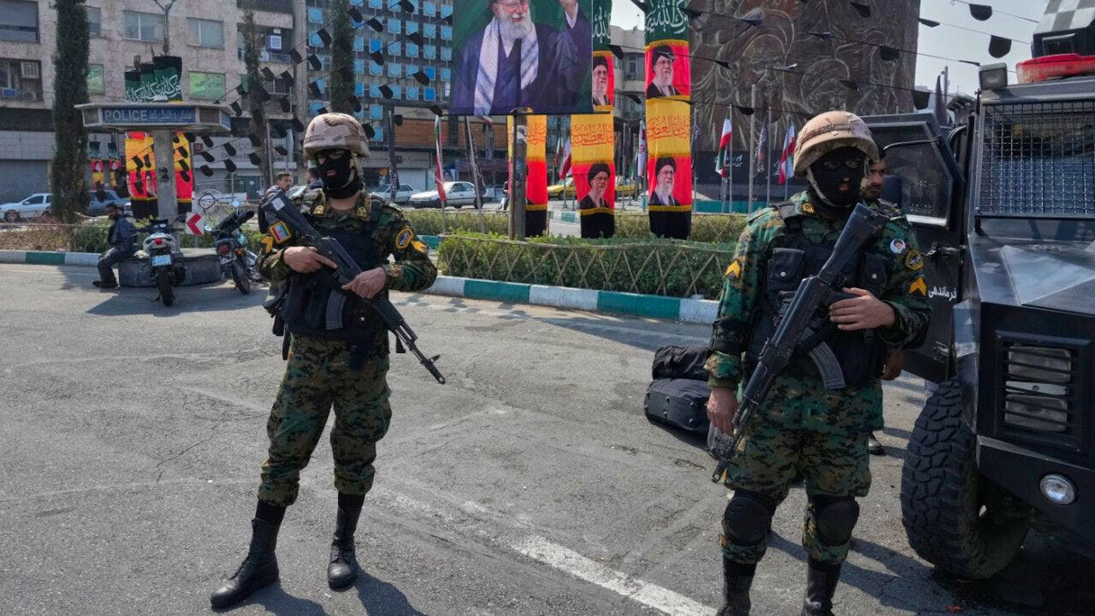 ARCHIV – Polizisten stehen Wache auf dem Platz der Islamischen Revolution in Teheran. Foto: Vahid Salemi/AP/dpa