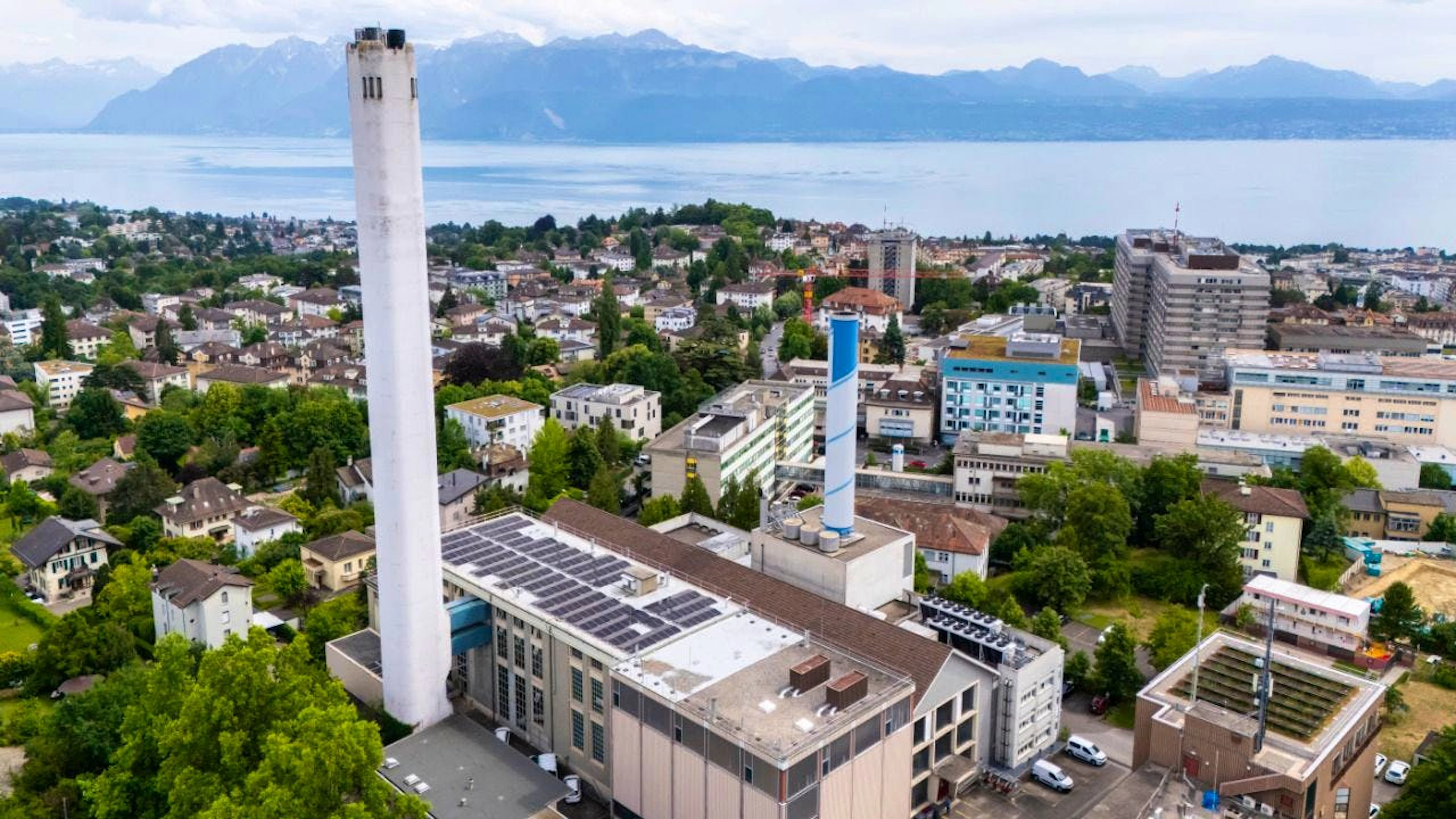Lausanne veut recouvrir la tour de l'usine de Pierre-de-Plan de panneaux solaires.