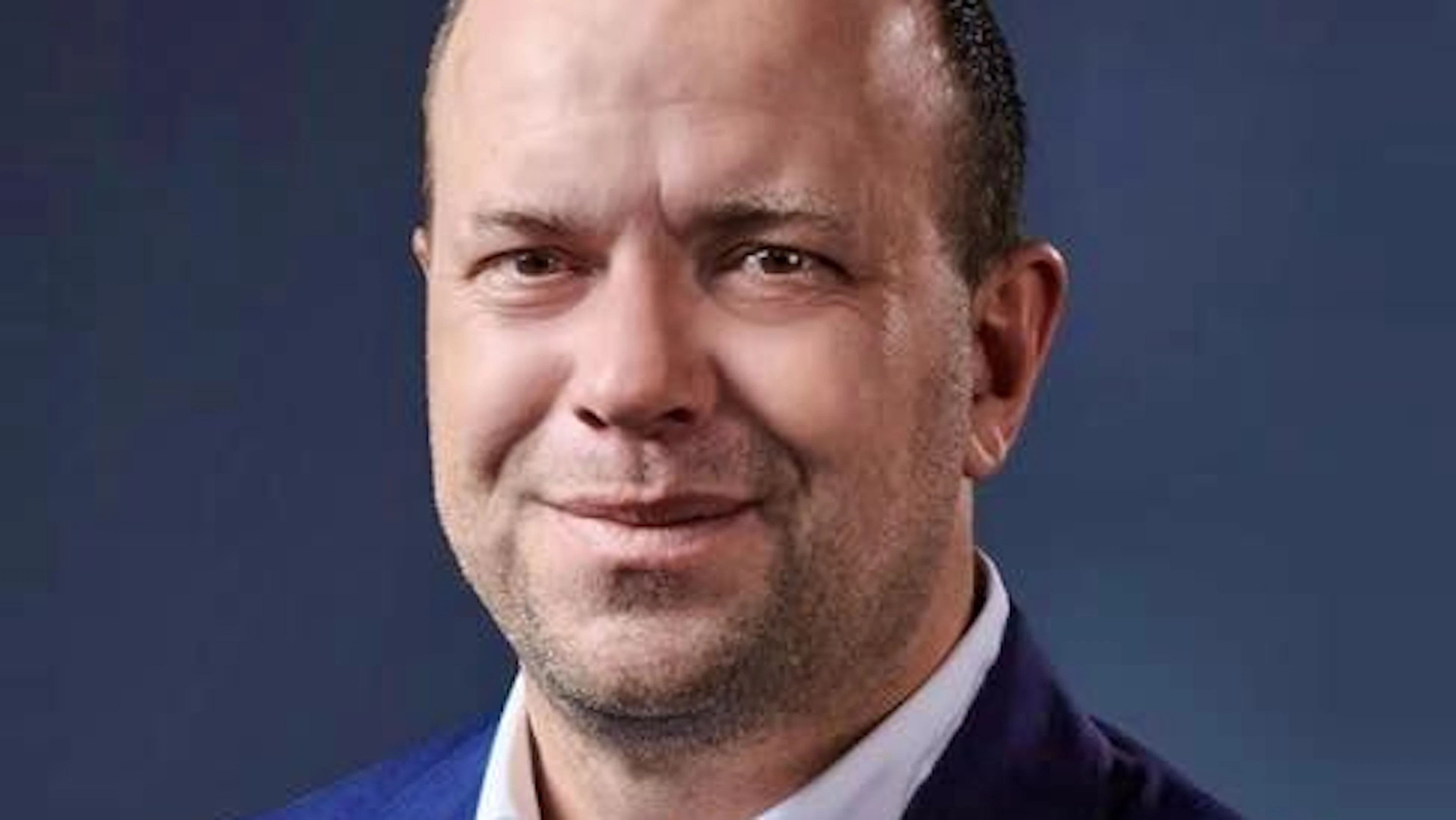 Alexander Pieper dies unexpectedly at the age of 42.