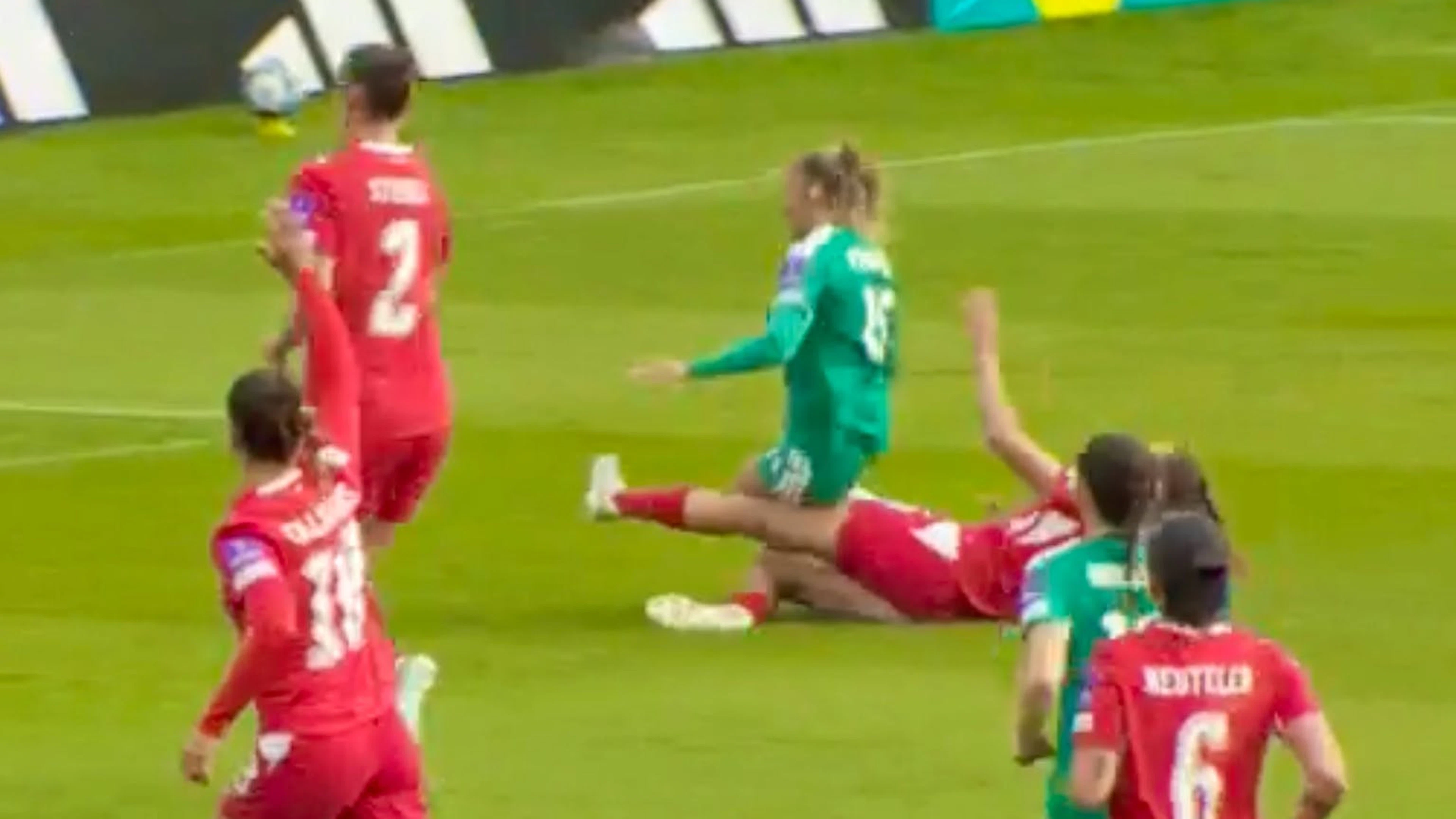Noelle Maritz grätscht ihre Gegenspielerin um, der Penaltypfiff bleibt aus.