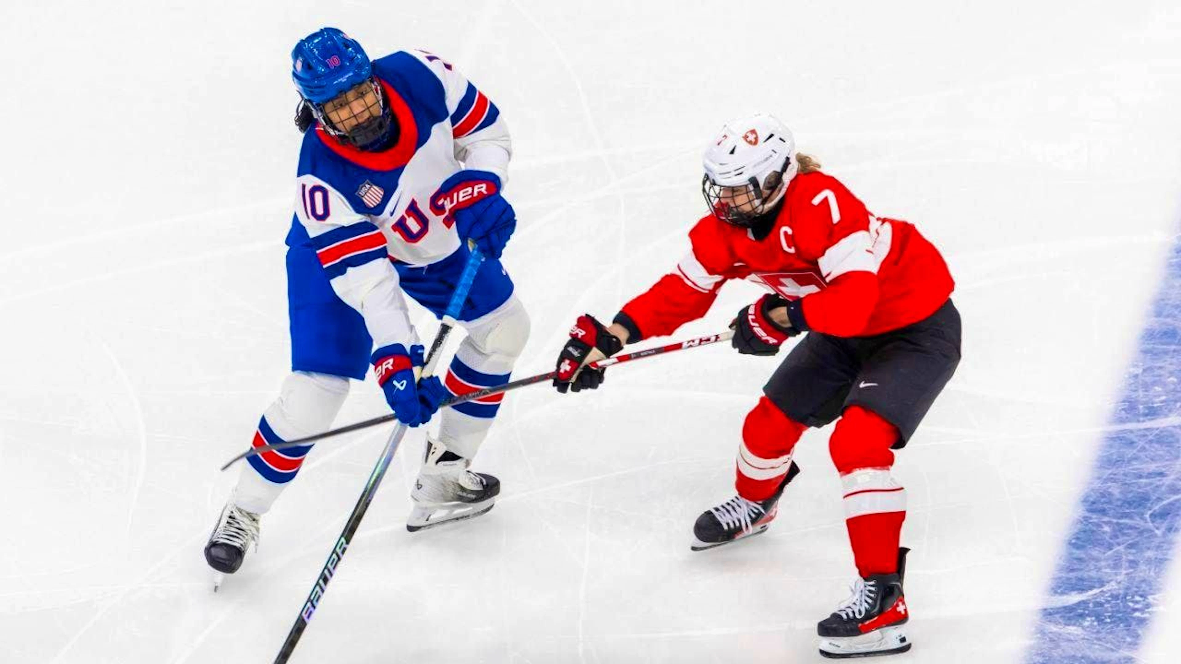 Swiss captain Lara Stalder (right) in a duel with American Laila Edwards