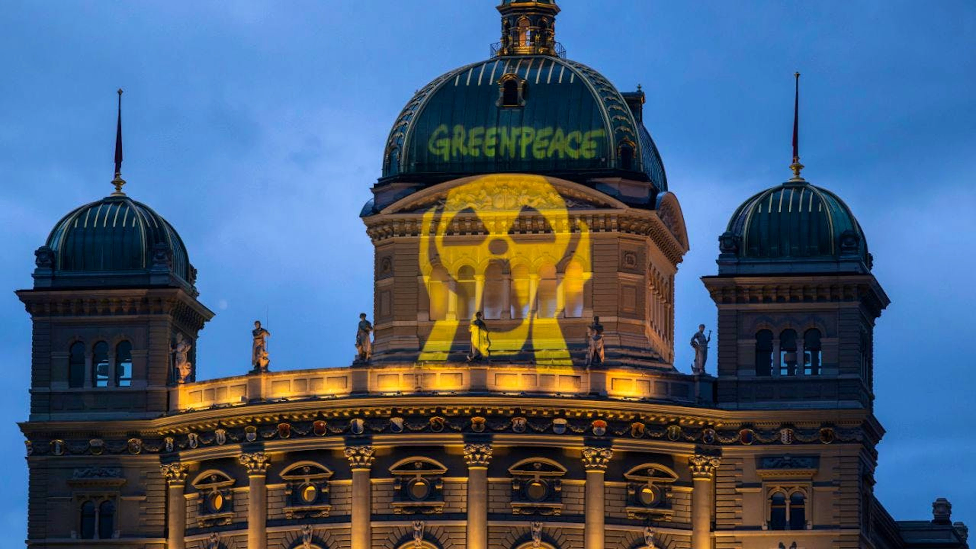 Spettacolare protesta contro il nucleare di Greenpeace a Palazzo federale.