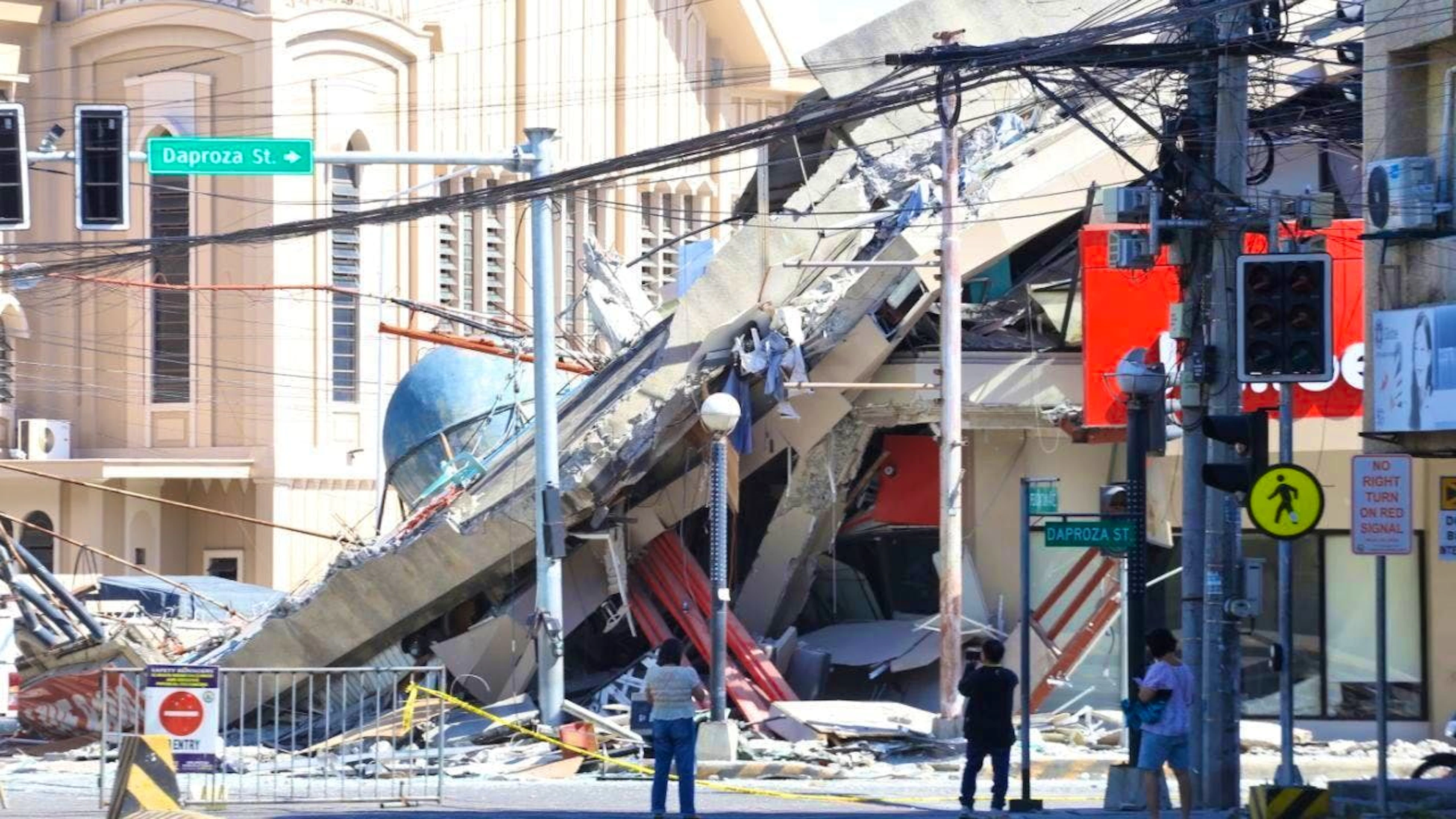 A collapsed building can be seen after the earthquake in General Santos. Photo: Uncredited/AP/dpa