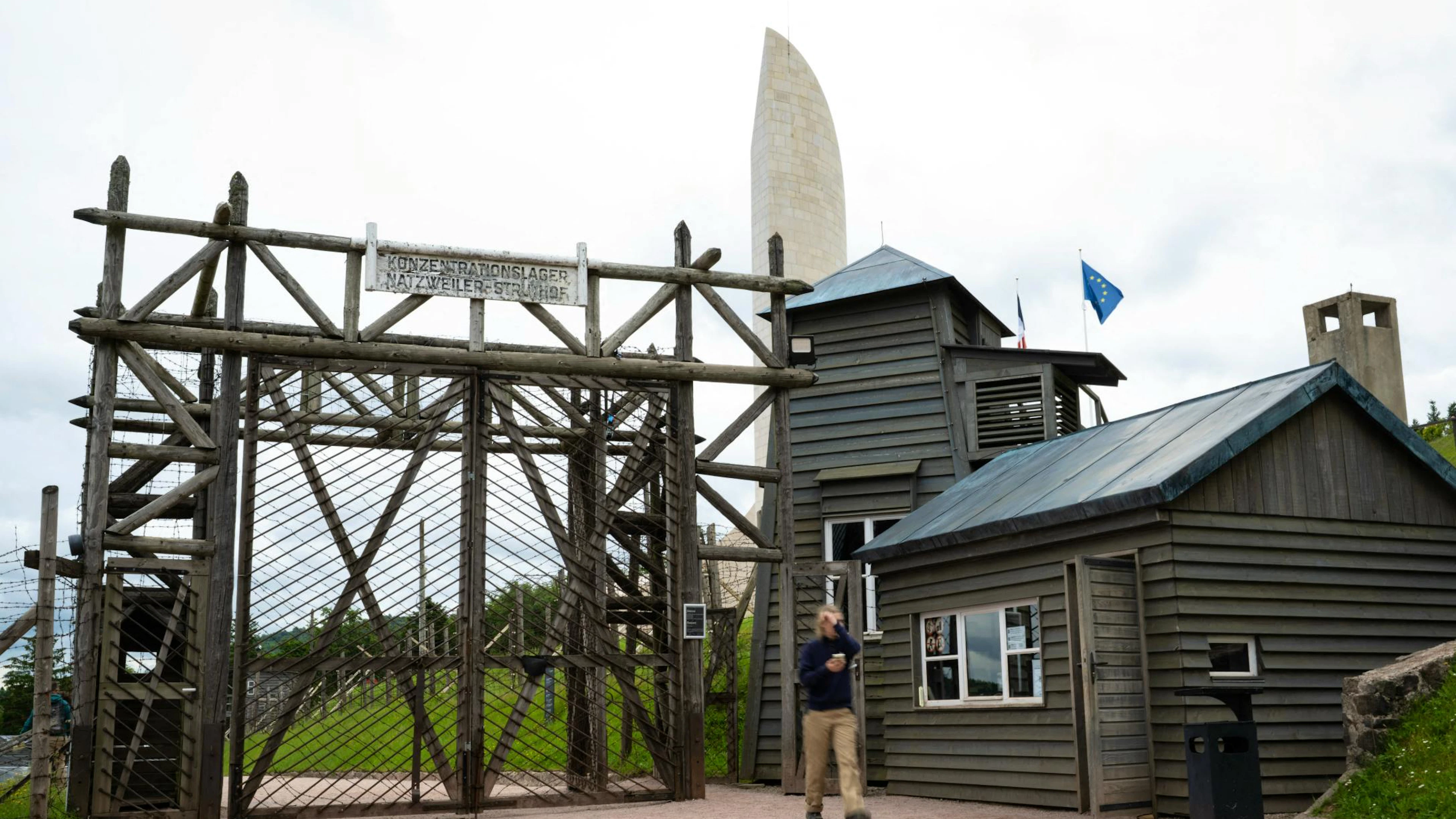 Une femme passe devant l'entrée principale du camp de concentration du Struthof à Natzwiller, dans l'est de la France, le 4 juin 2026.
