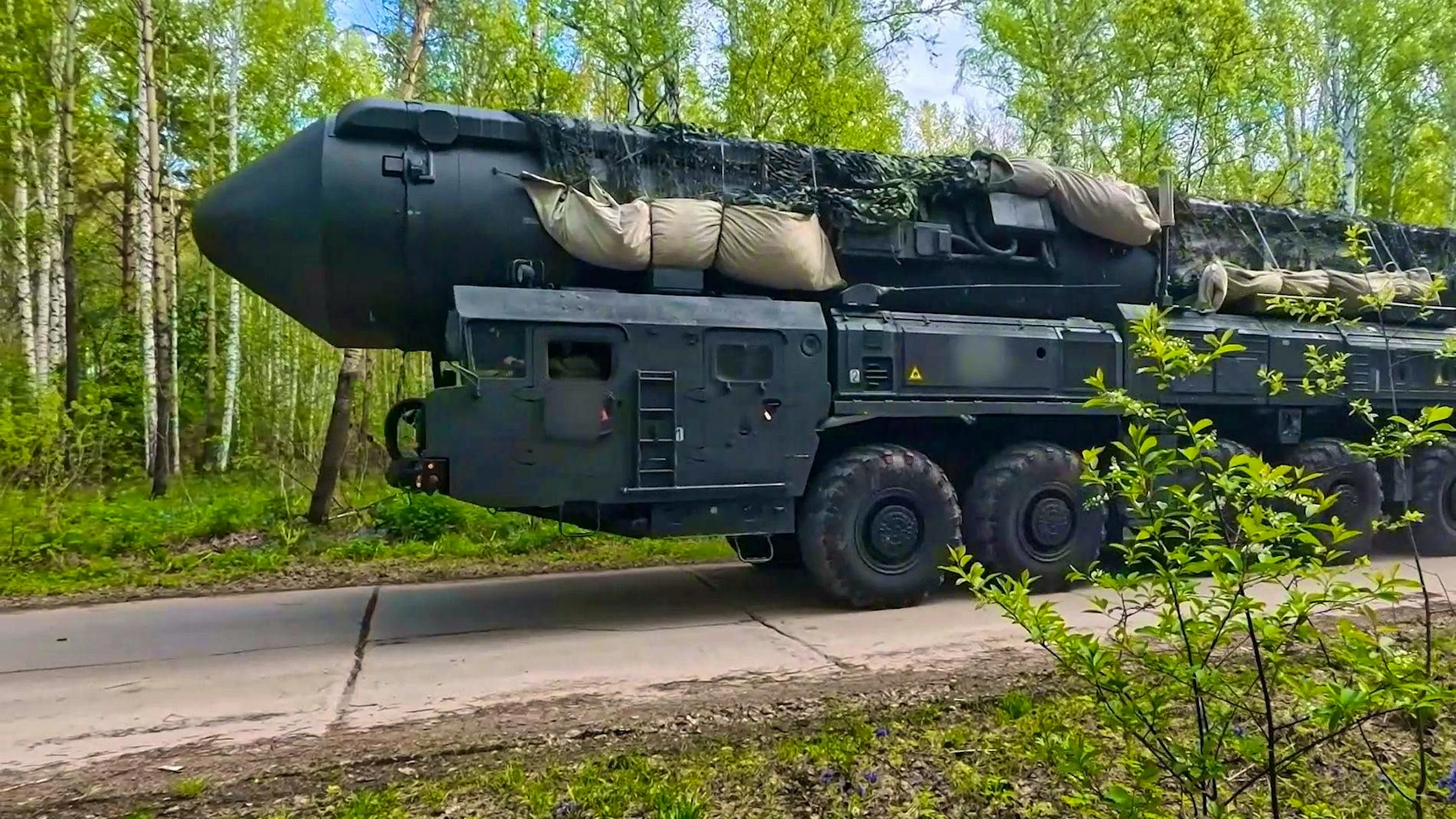 An intercontinental nuclear missile of the Jars type on a missile launcher during a Russian maneuver on May 21, 2026.