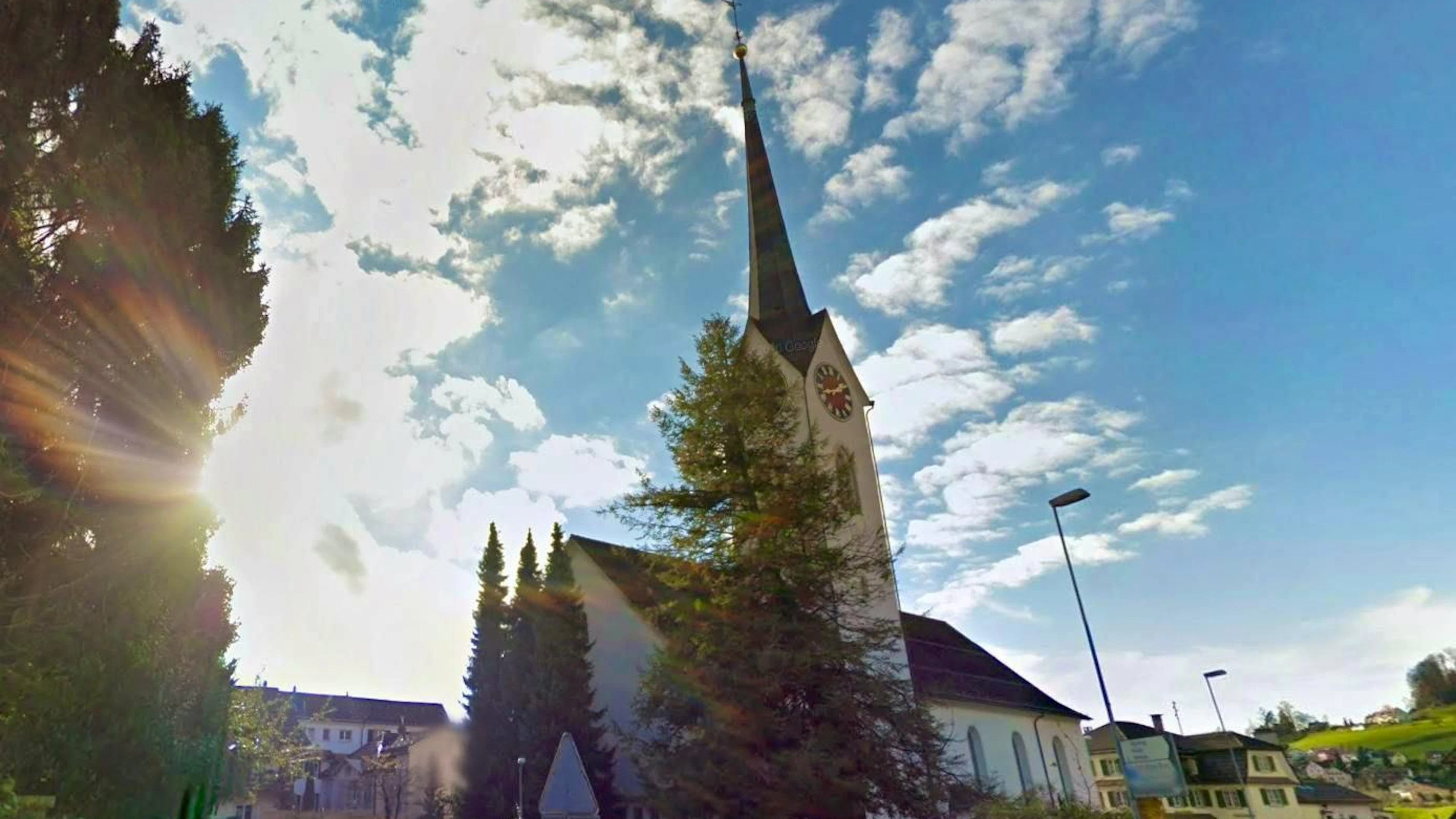 The incident took place in October 2024 in front of the Reformed Church in Wald ZH