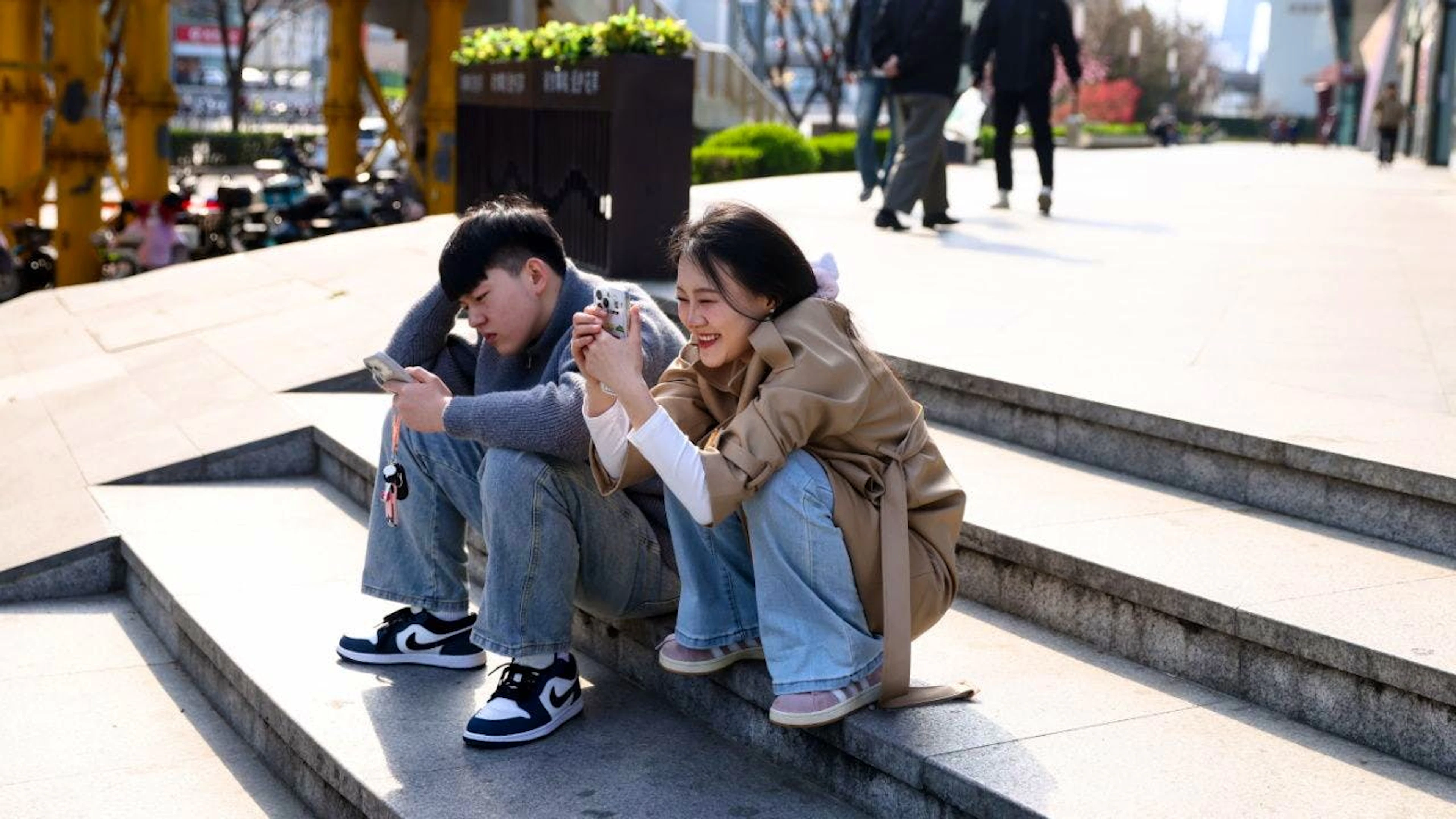 Avec la généralisation des smartphones, le temps passé avec des amis en personne et l'activité sexuelle ont fortement chuté, constatent les chercheurs (cliché symbolique/Keystone archives).