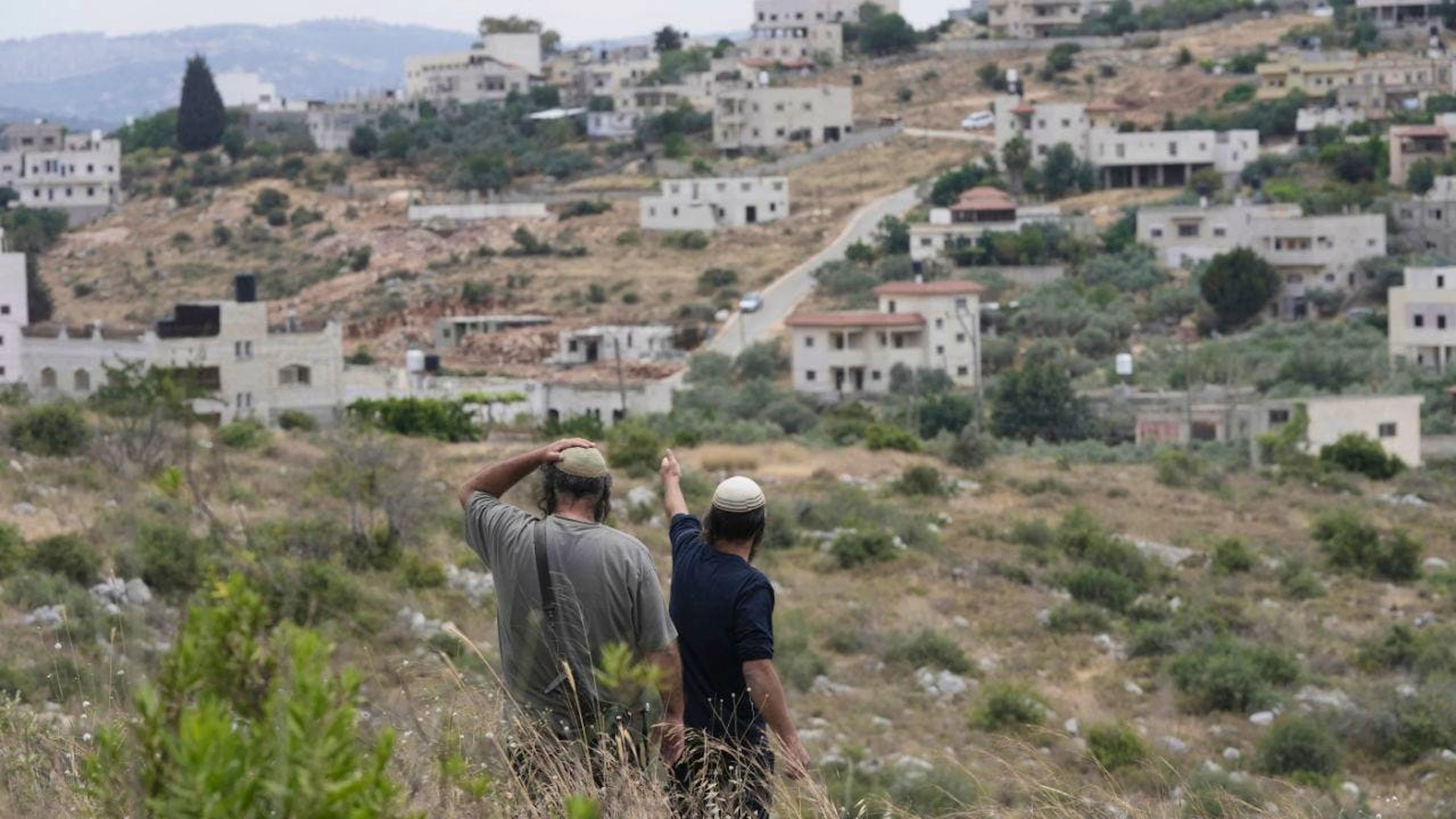 ARCHIV – Israelische Siedler im Westjordanland. Foto: Maya Alleruzzo/AP/dpa