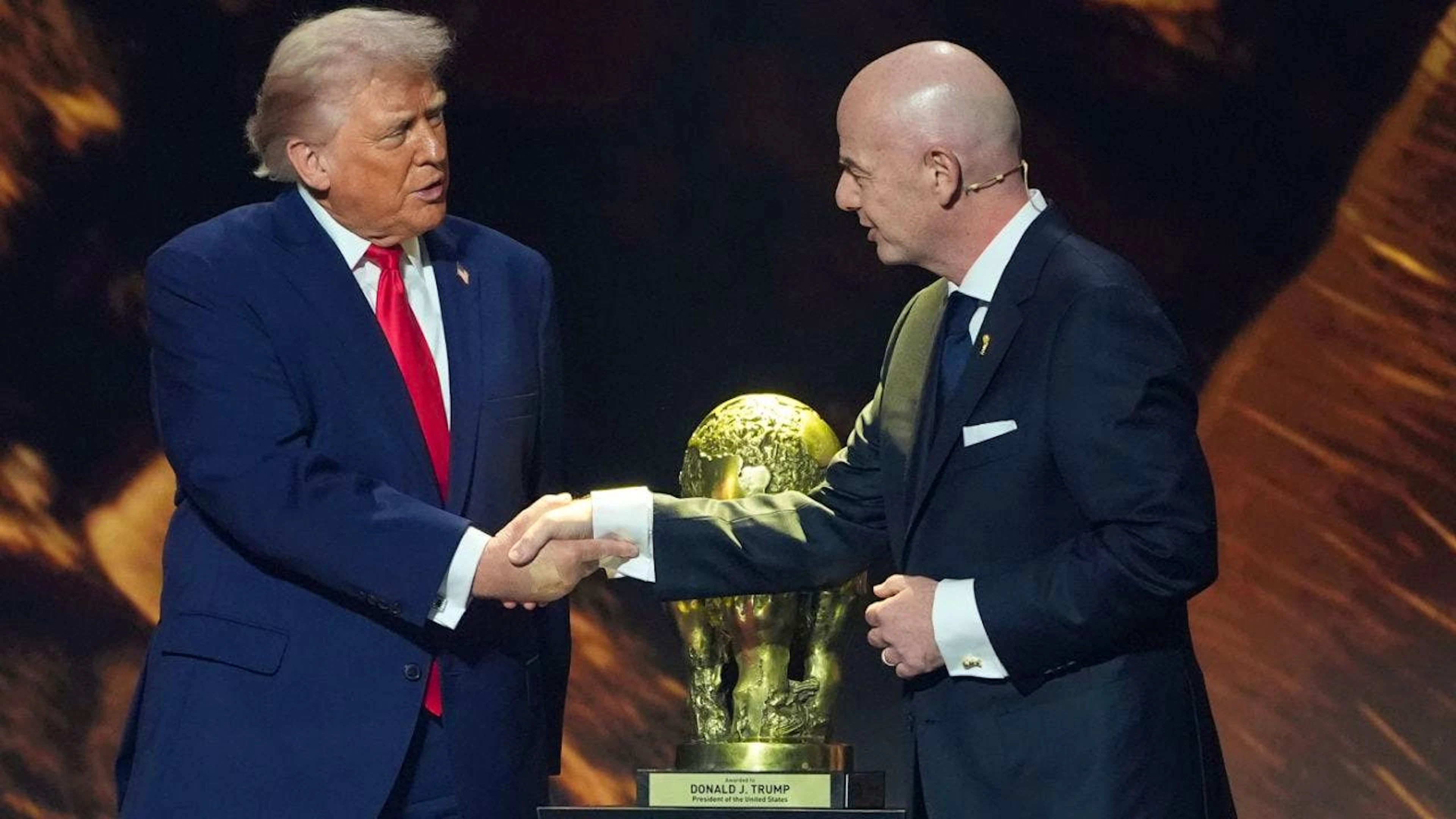 Il presidente degli Stati Uniti Donald Trump e quello della Fifa Gianni Infantino sono presi di mira in due nuove opere di Laika1954