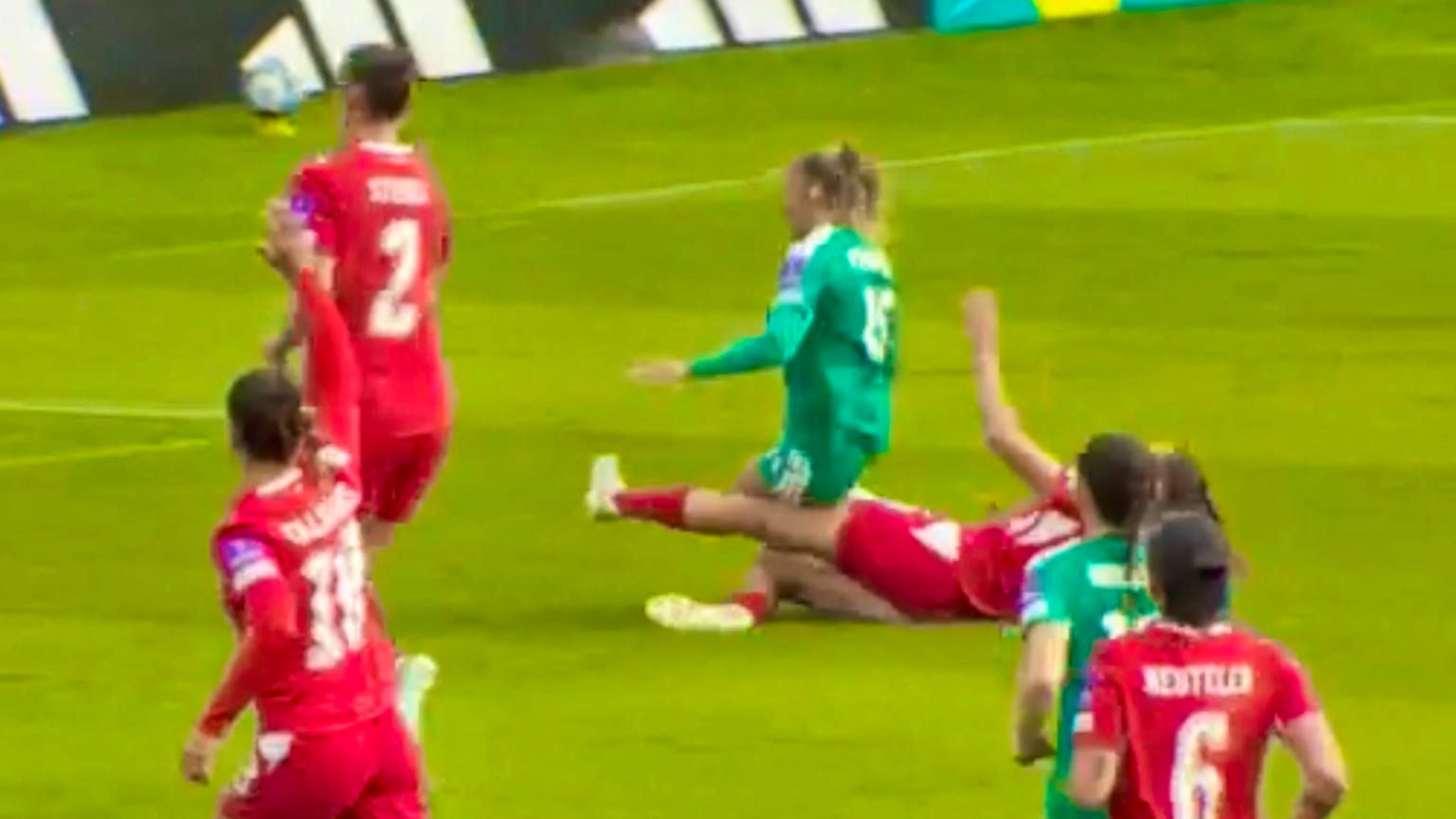 Noelle Maritz tackles her opponent and the penalty is not awarded.
