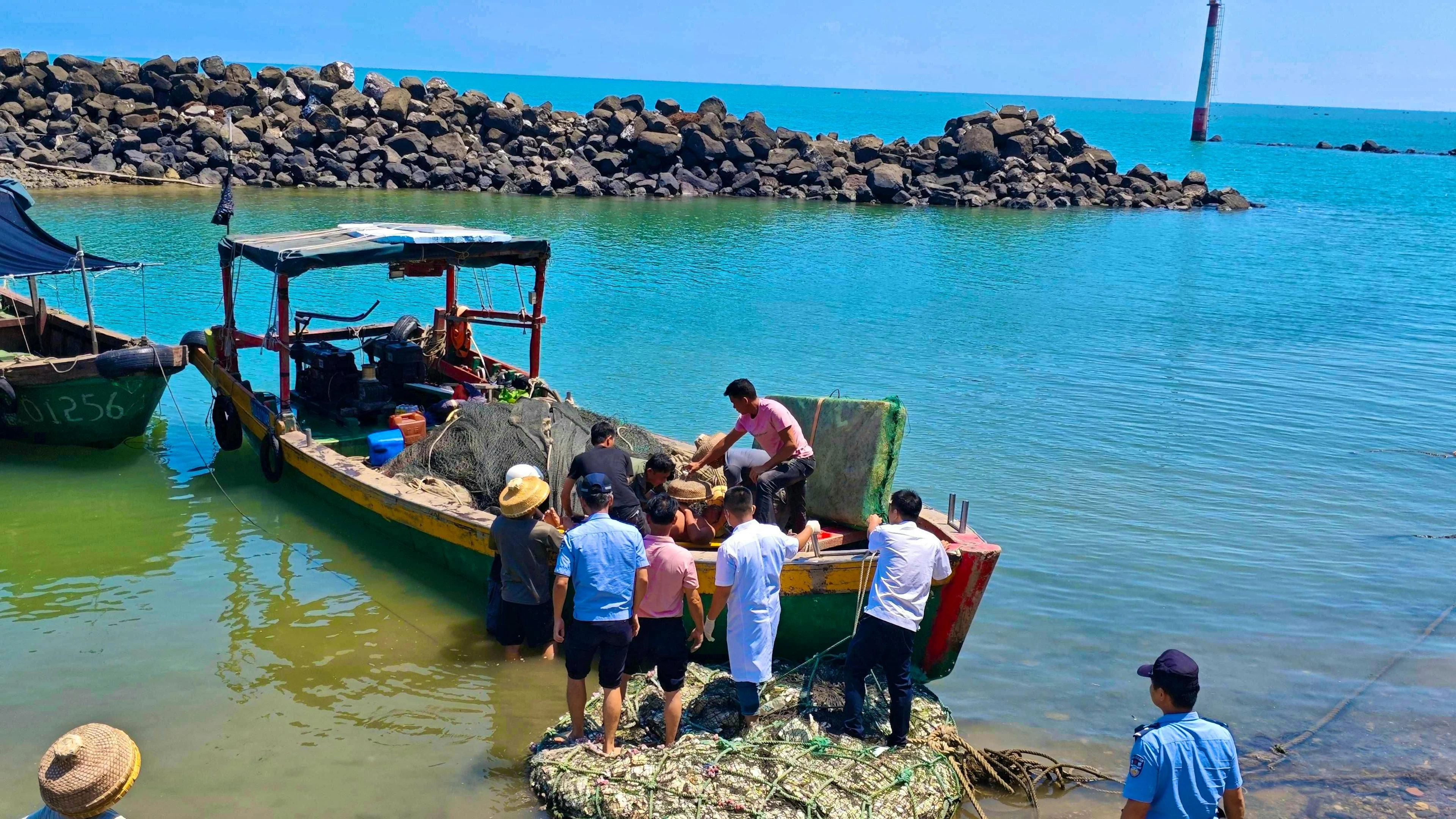 I pescatori hanno salvato l'uomo, completamente esausto.