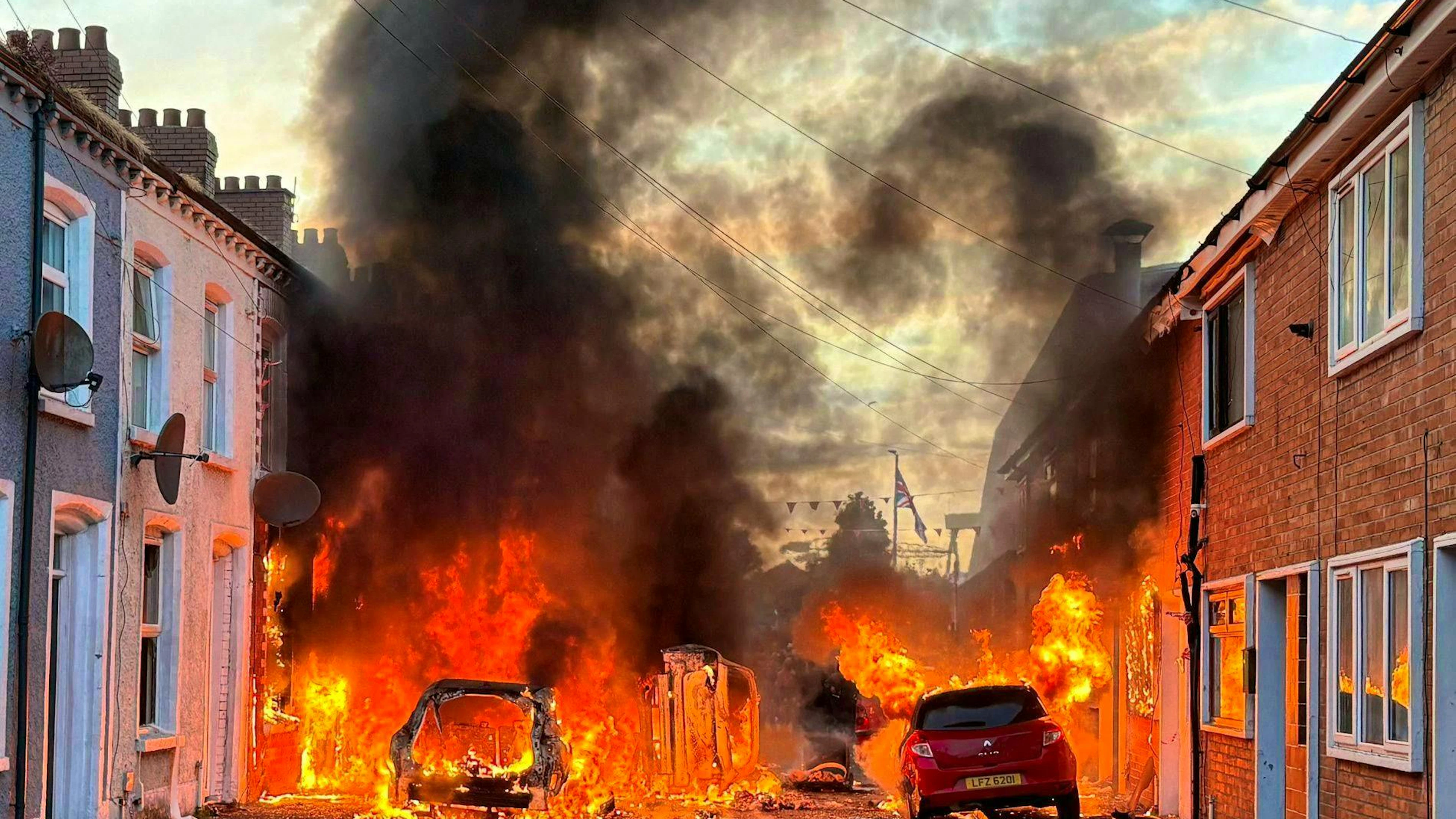 Martedì si è scatenato l'inferno a Belfast.