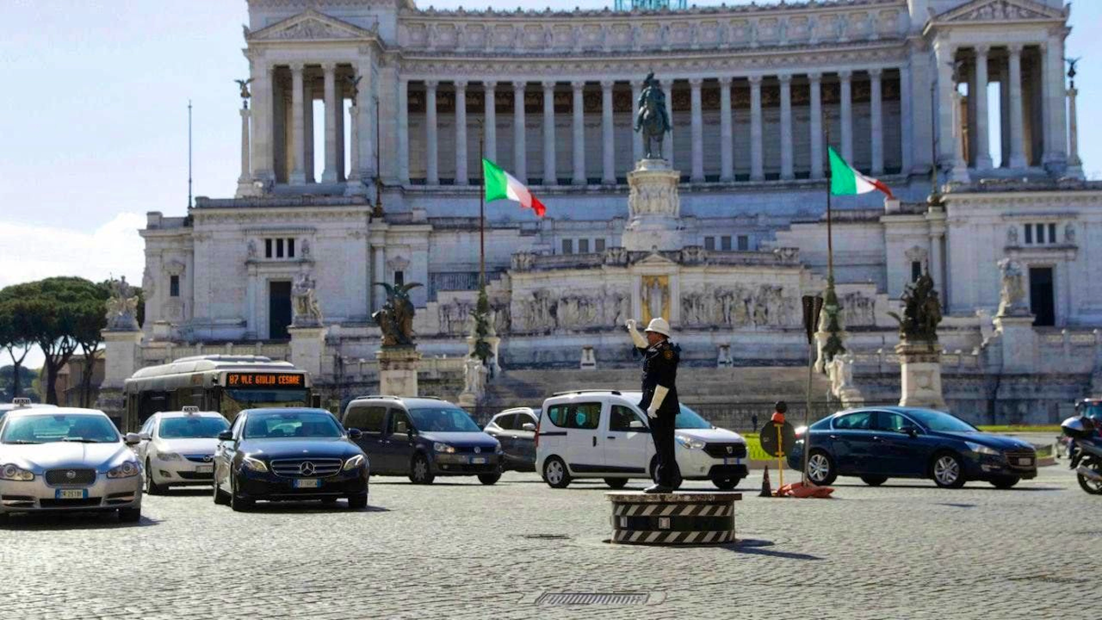 If you don't pay attention when driving in Rome or Florence, you could be out 100 euros. The traffic-calmed zones in Italy's cities are a constant source of trouble. Nowhere else in Europe are there more. (archive picture)